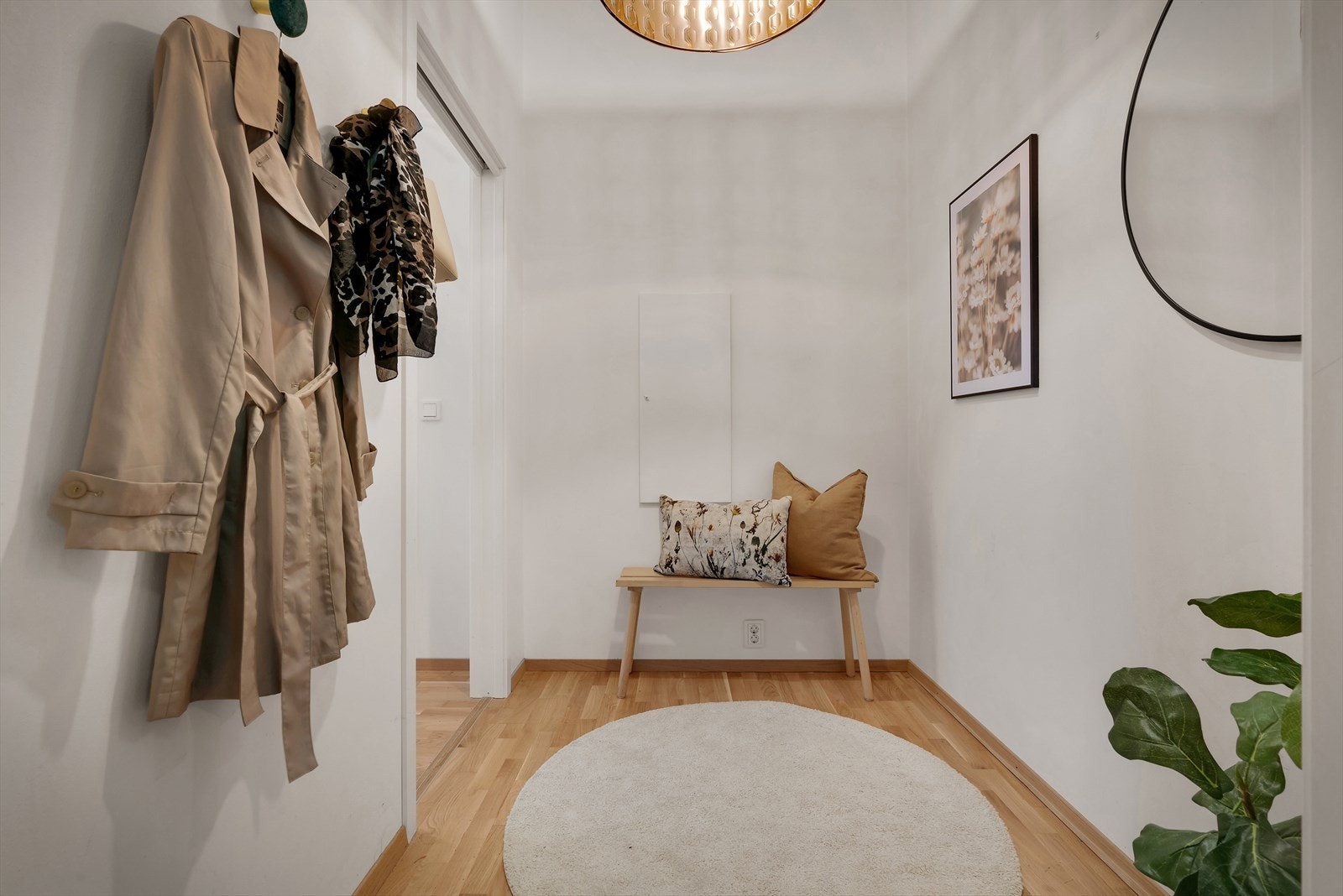 - Hyggelig entré på 3,8 m² med god plass til ønsket oppbevaringsløsning for yttertøy - Galleribilde