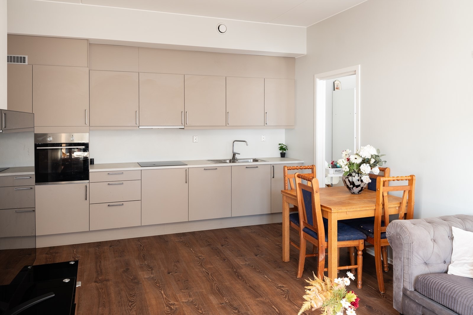 Her er du nær både dagligvarebutikk (Kiwi og Rema) og kollektivtransport. Busslinje 1 ligger rett ved boligen med hyppige og direkte avganger til Grilstad, Solsiden, Midtbyen, Studentersamfunnet mm. Galleribilde