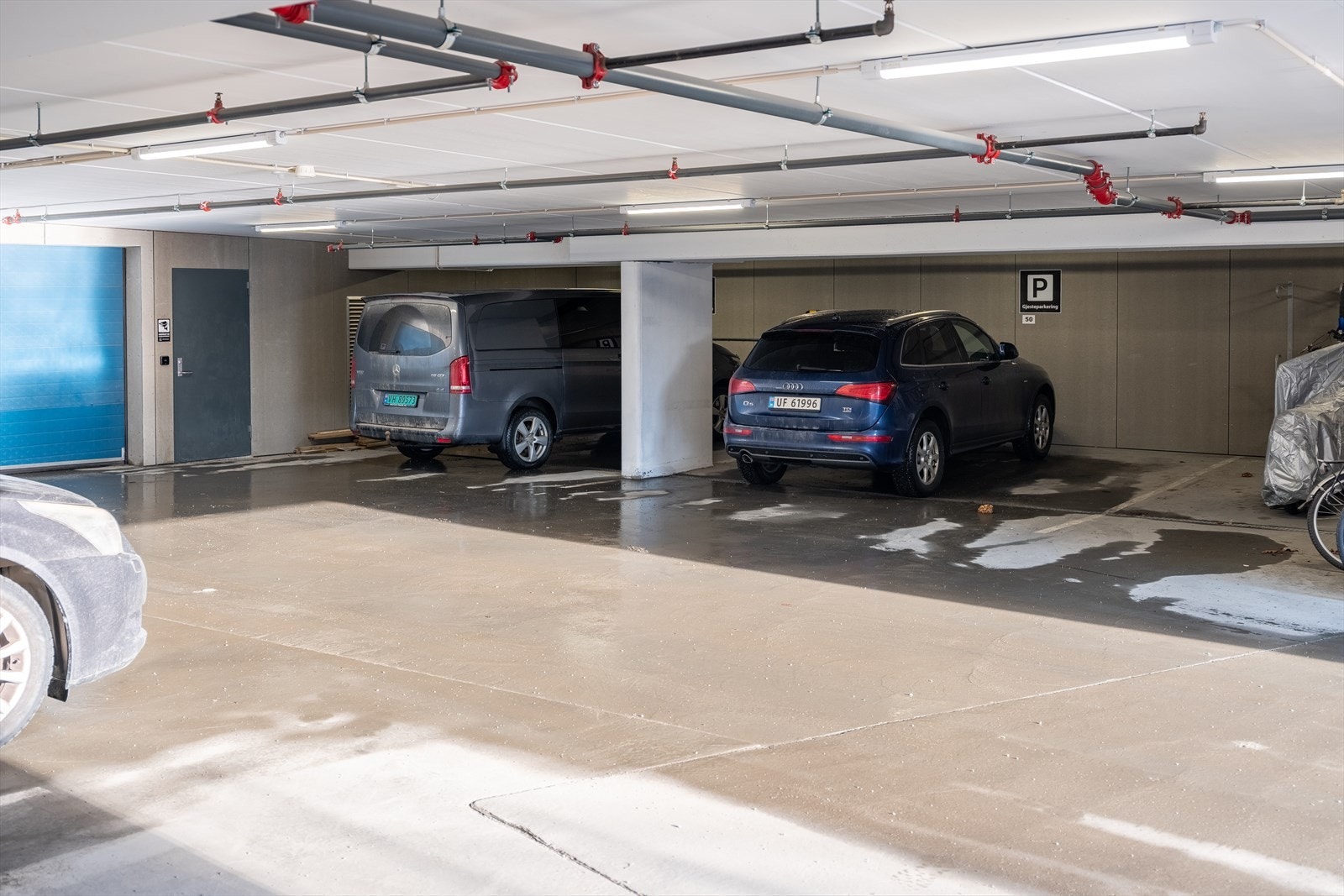 Sameiet har gjesteparkeringer i kjeller. Galleribilde