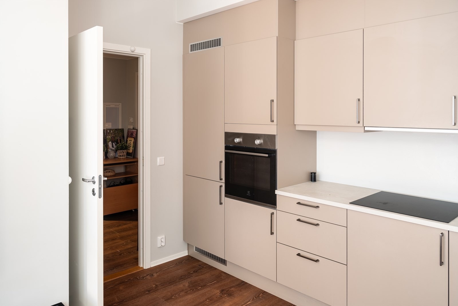 Integrerte hvitevarer på kjøkkenet medfølger handelen. Galleribilde