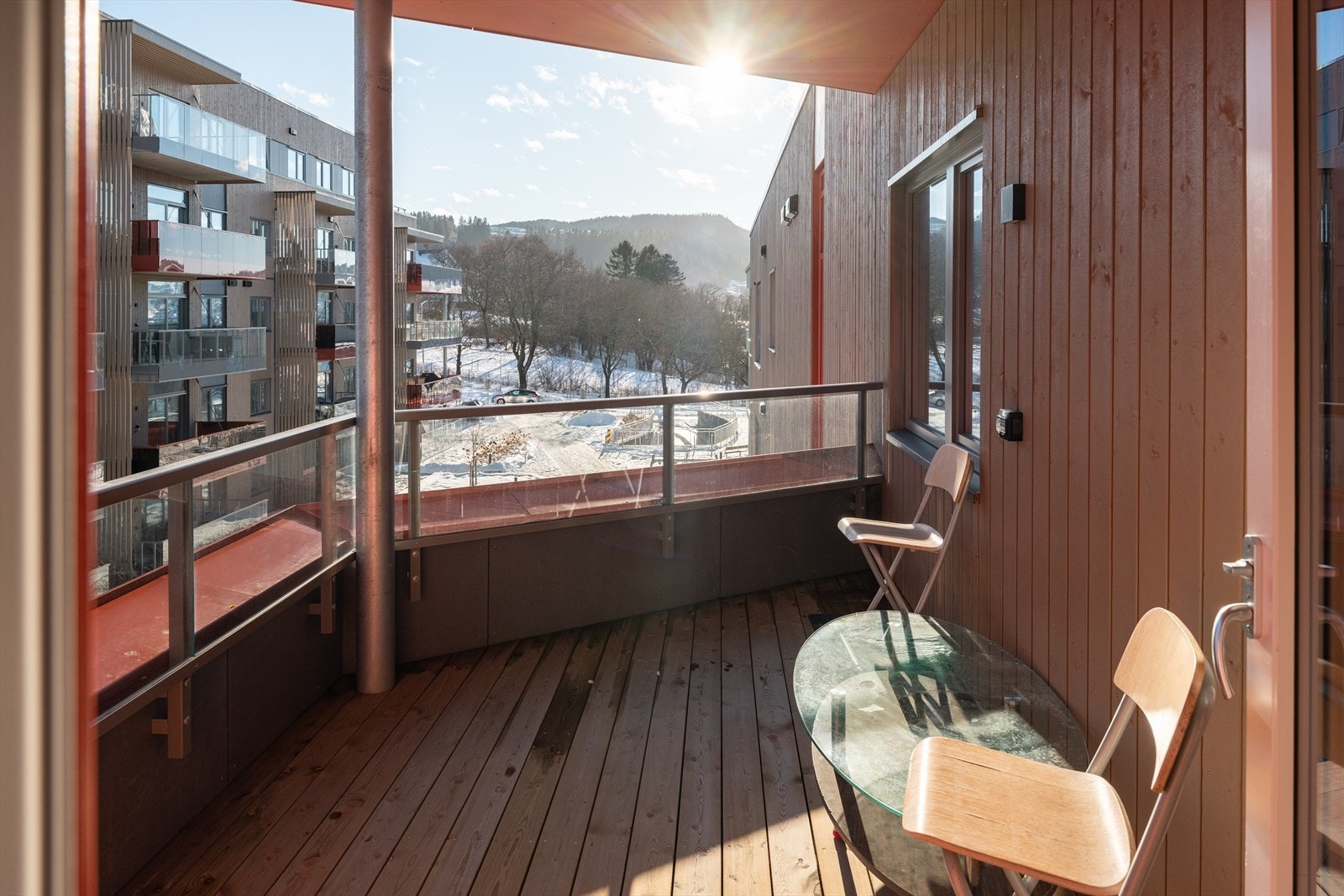 Balkongen er av god størrelse med et areal på 9m². Her er det god plass til å innrede som man selv vil. Galleribilde