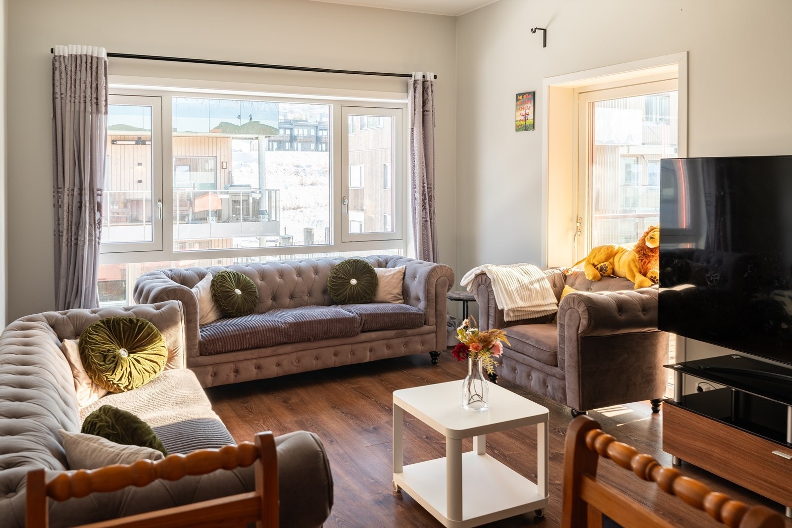 Fra stue er det adkomst til Sørøstvendt balkong med morgen- og formiddagssol. Galleribilde