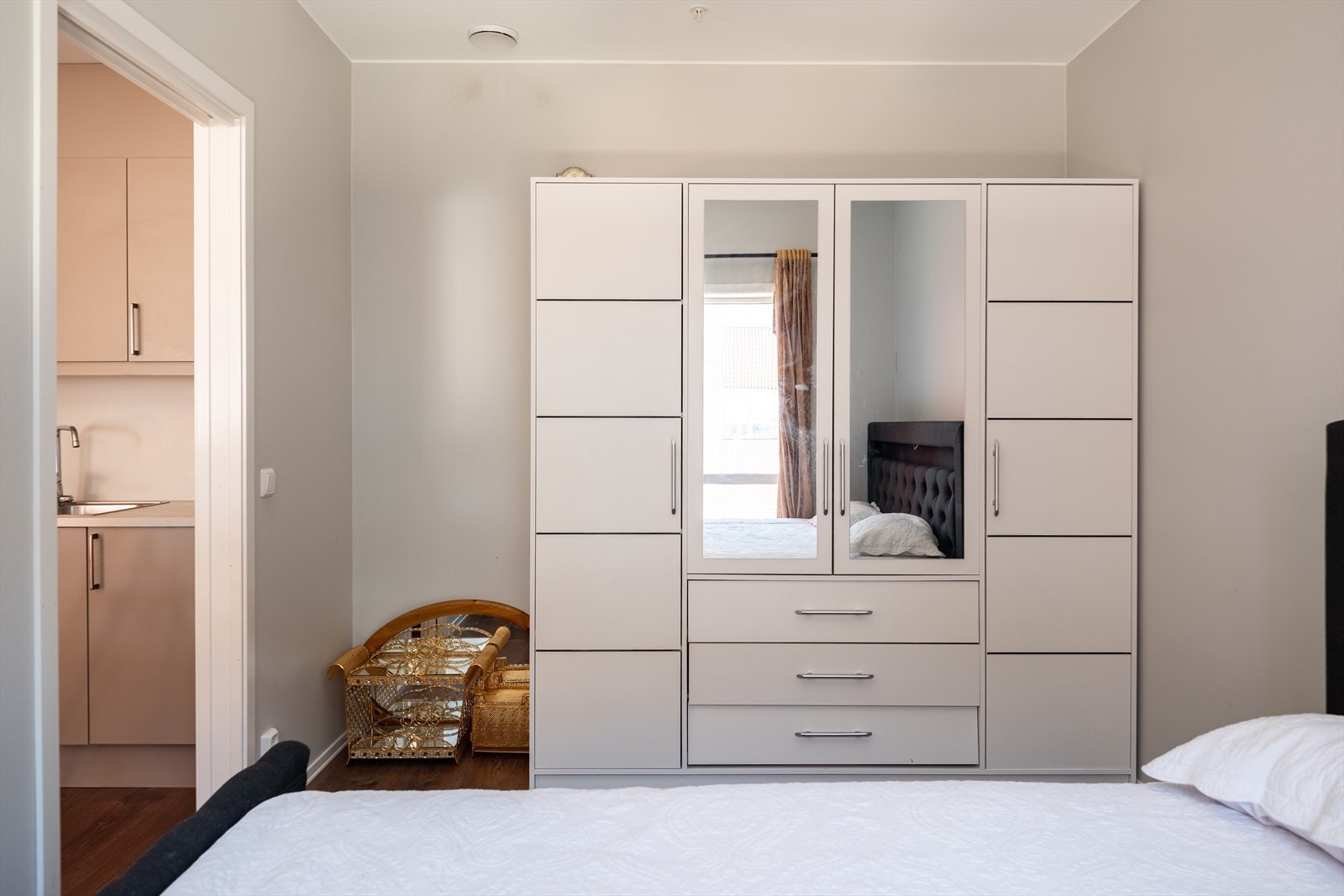 Romslig garderobeskap som medfølger handelen. Galleribilde