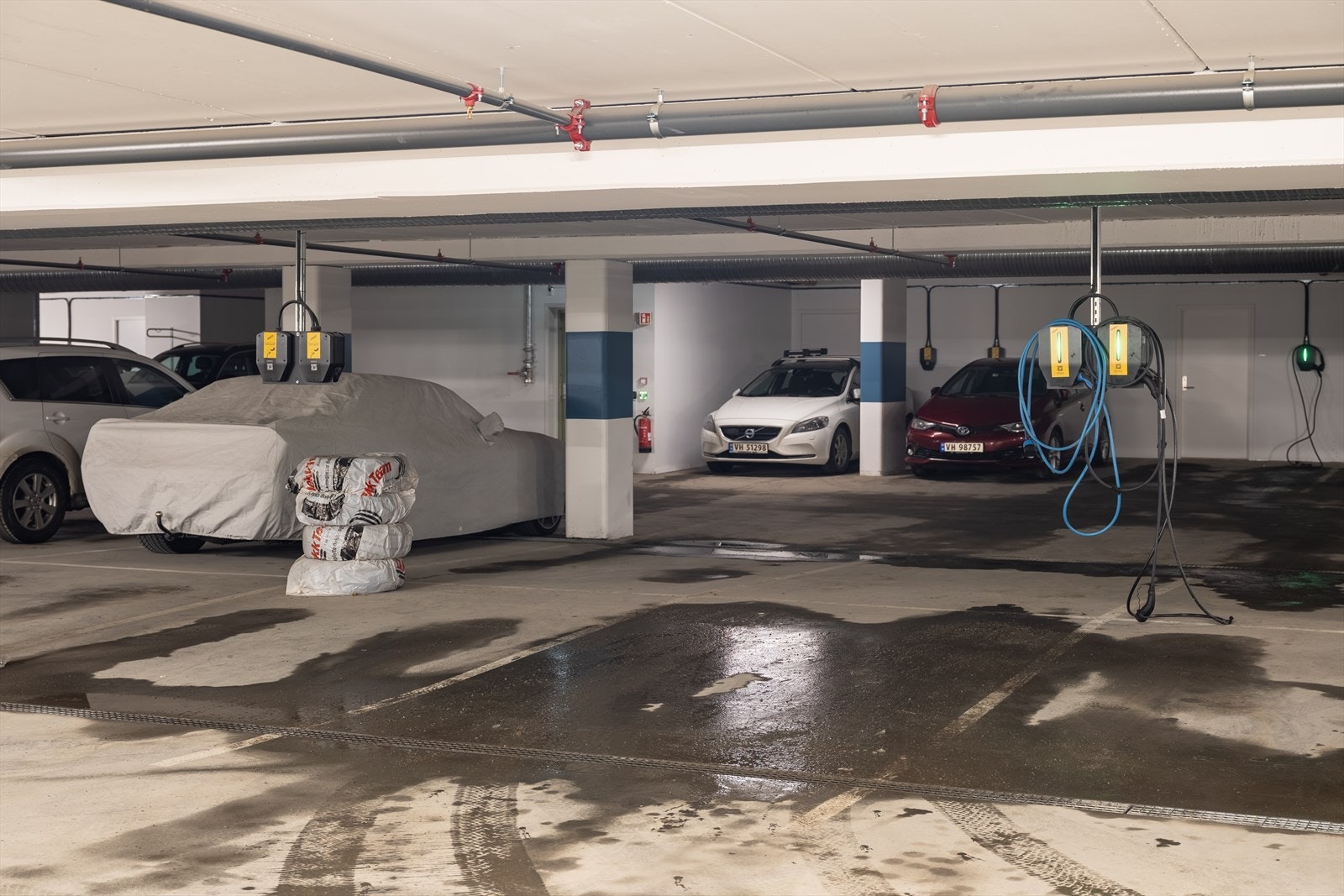 Det medfølger fast parkeringsplass i kjeller. Det er også etblert elbillader. Galleribilde