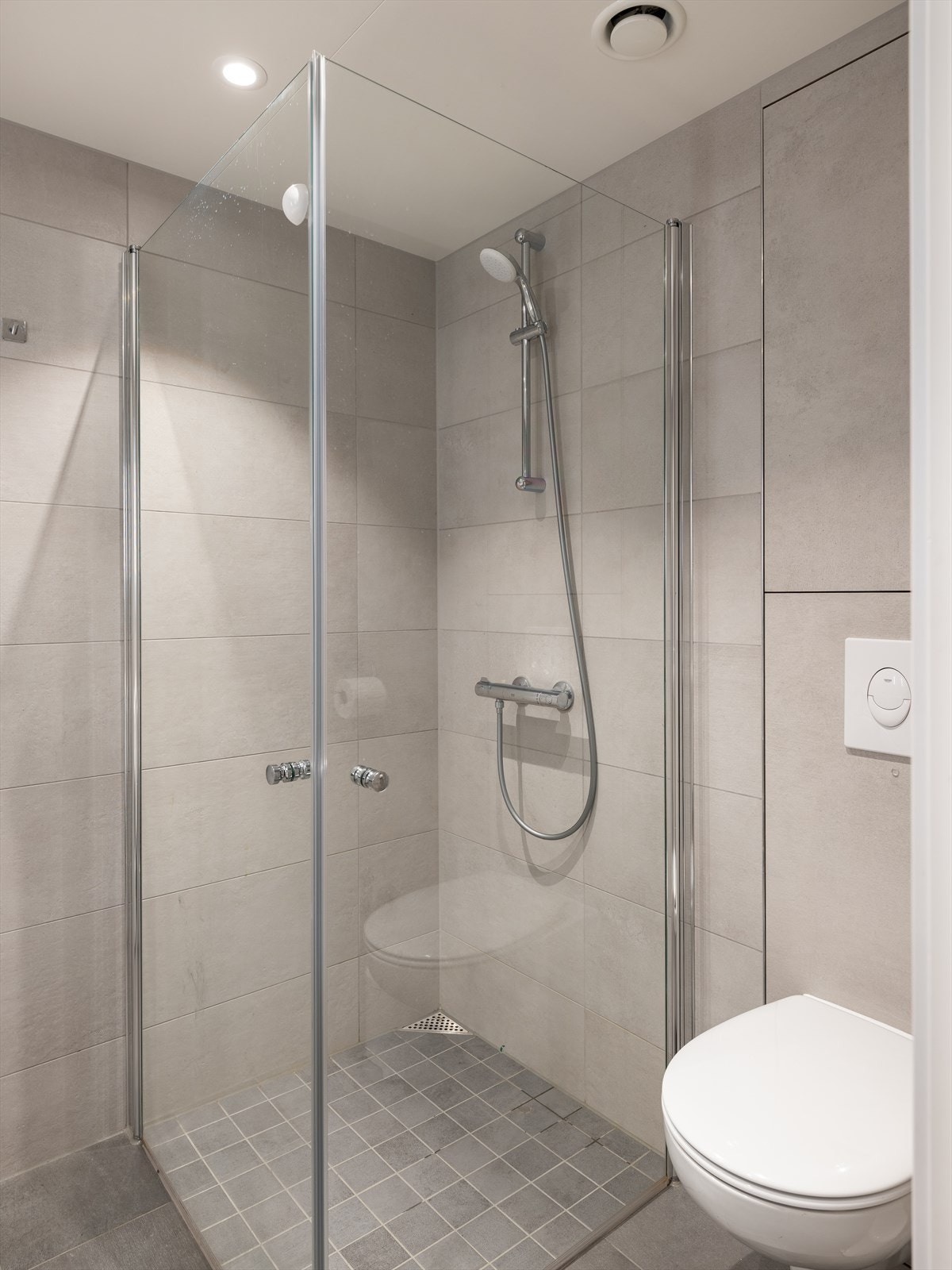 Balansert ventilasjon og fjernvarme sørger for et behagelig inneklima. Galleribilde