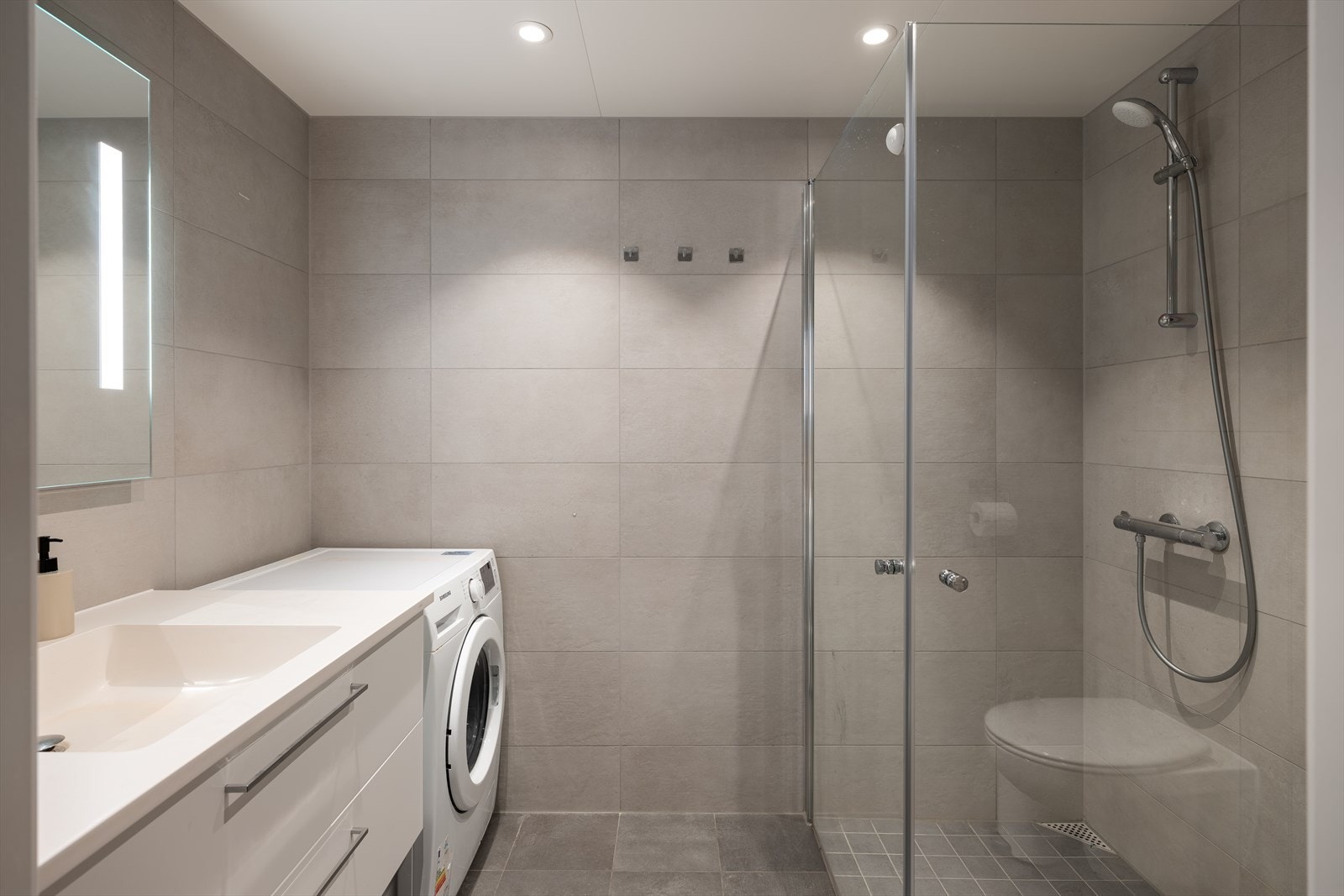 Her får du varme i gulv, downlights i himling, opplegg for vaskemaskin, innfellbare dusjdører mm. Galleribilde