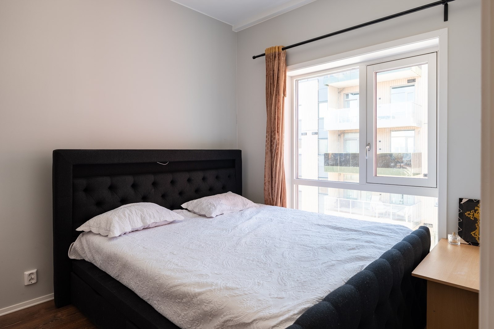 Hovedsoverommet er på romslige 11m². Rause vindusflater gir mye naturlig lysinnslipp. Galleribilde