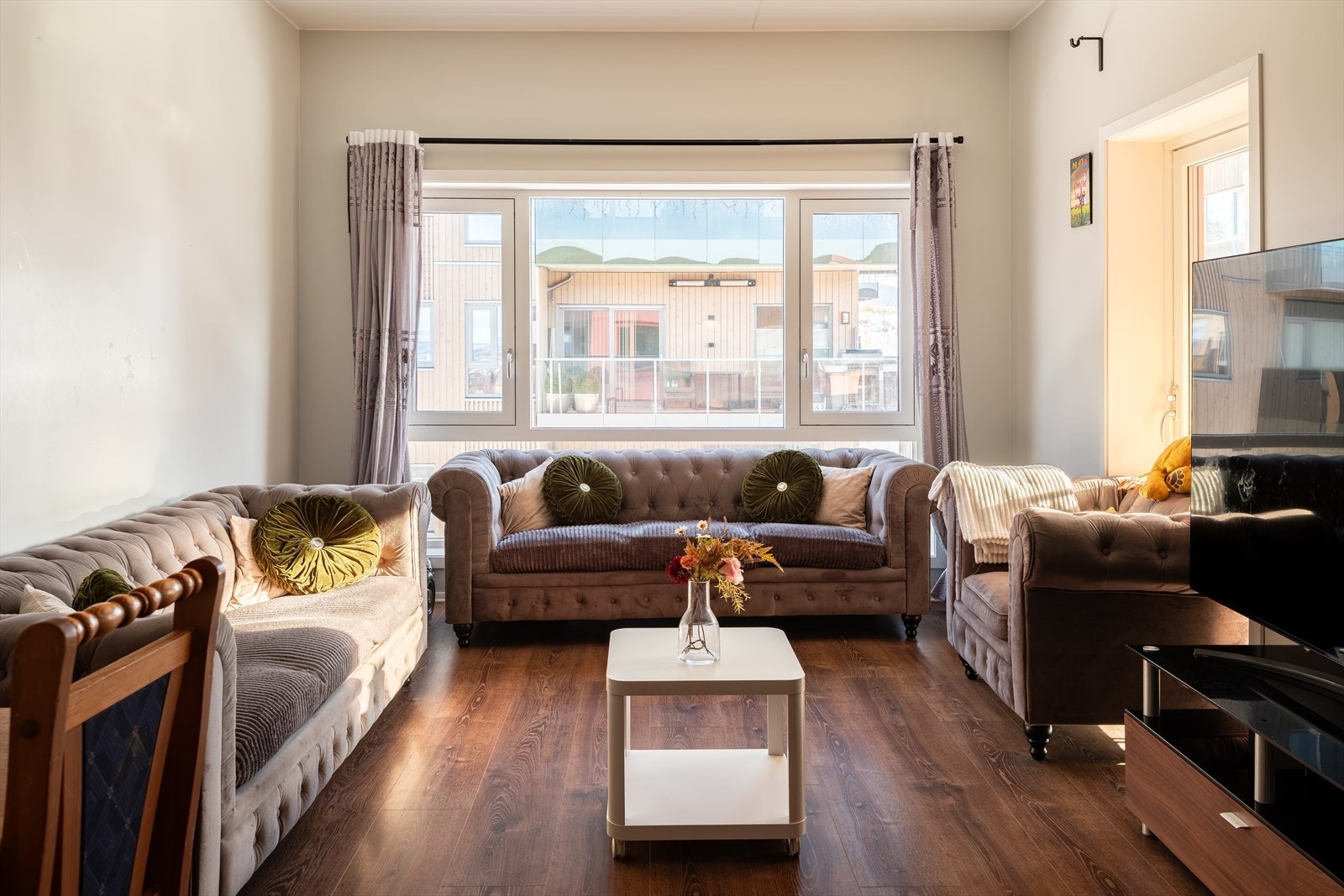 Leiligheten har god beliggenhet i byggets toppetasje, hvor heisen tar deg opp til leilighetens plan. Galleribilde