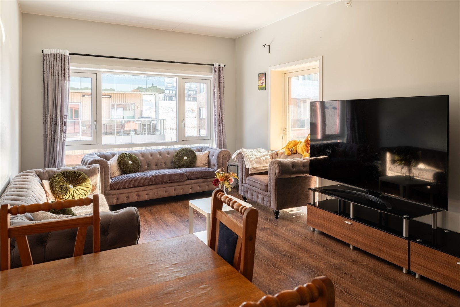 Den åpne stue- og kjøkkenløsning har et areal på 25m². Det er god plass til å møblere etter eget ønske. Galleribilde