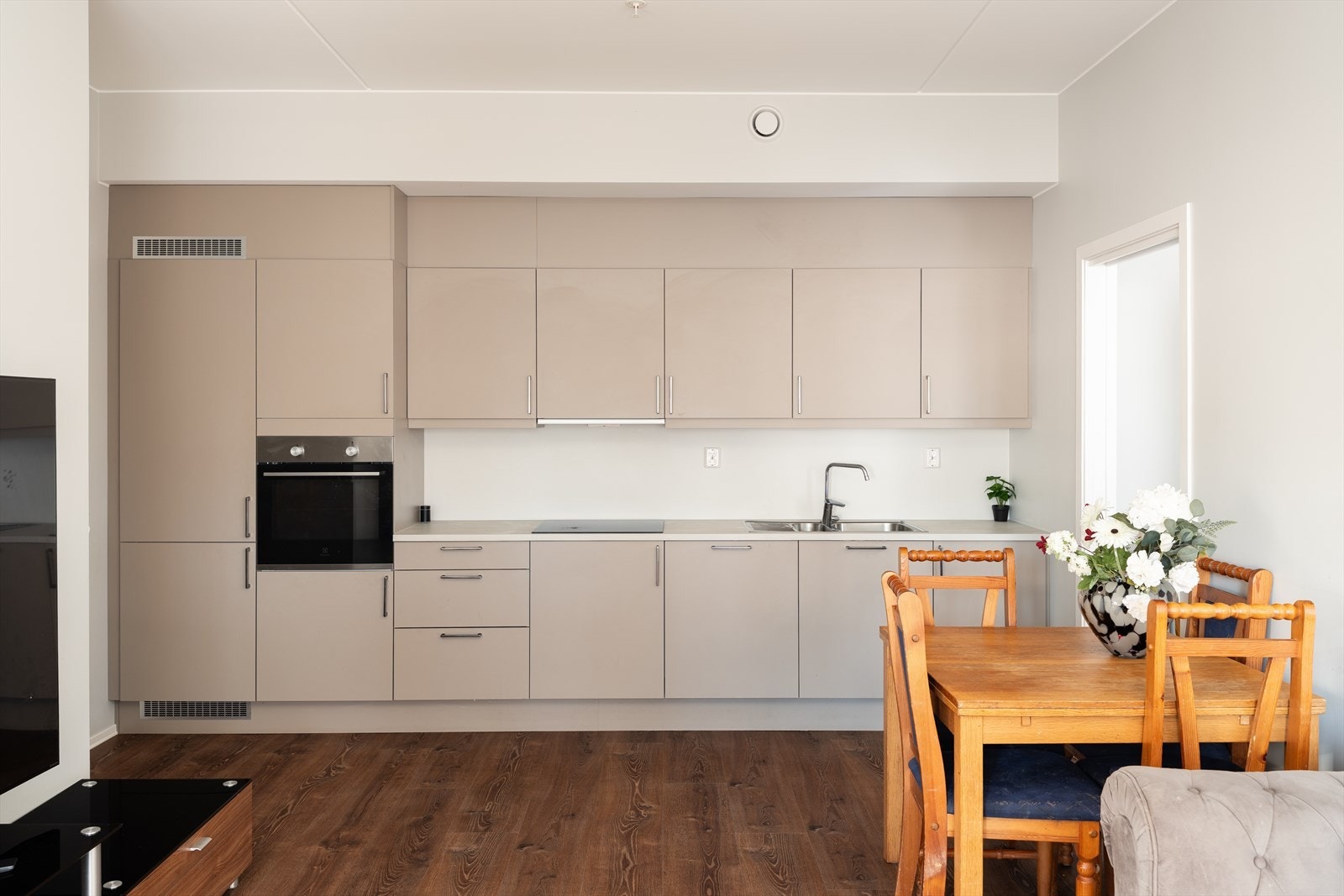 Velkommen til Theodor Overwiens veg 97- en moderne 3-romsleilighet i toppetasje fra byggeår 2024. Her får du en rekke moderne fasiliteter som ca. 3 års gjenstående garanti, p-plass i kjeller m/el og heis i bygget. Galleribilde