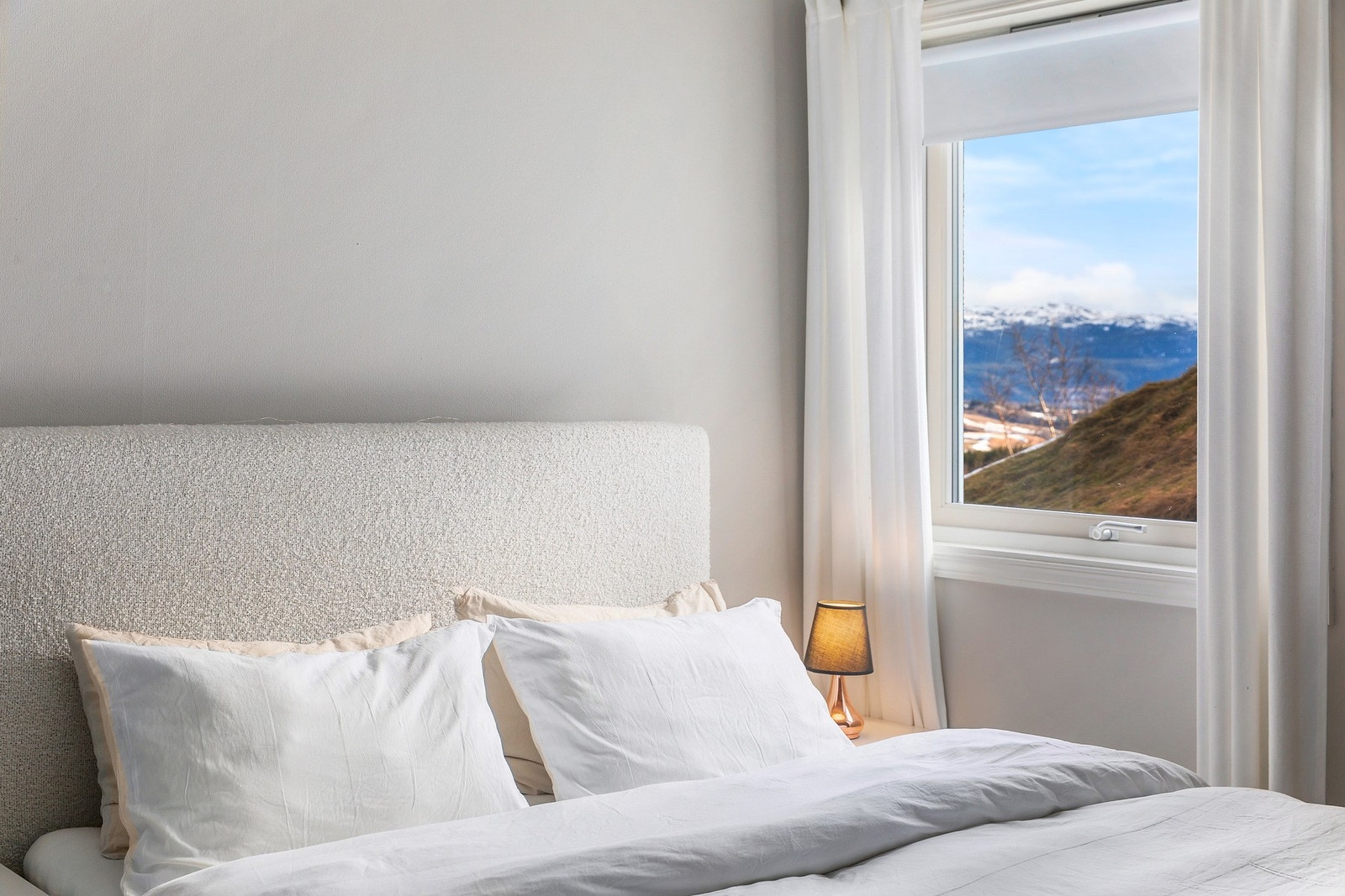 Utsikt fra soveromsvinduet mot Vassfjellet. Galleribilde