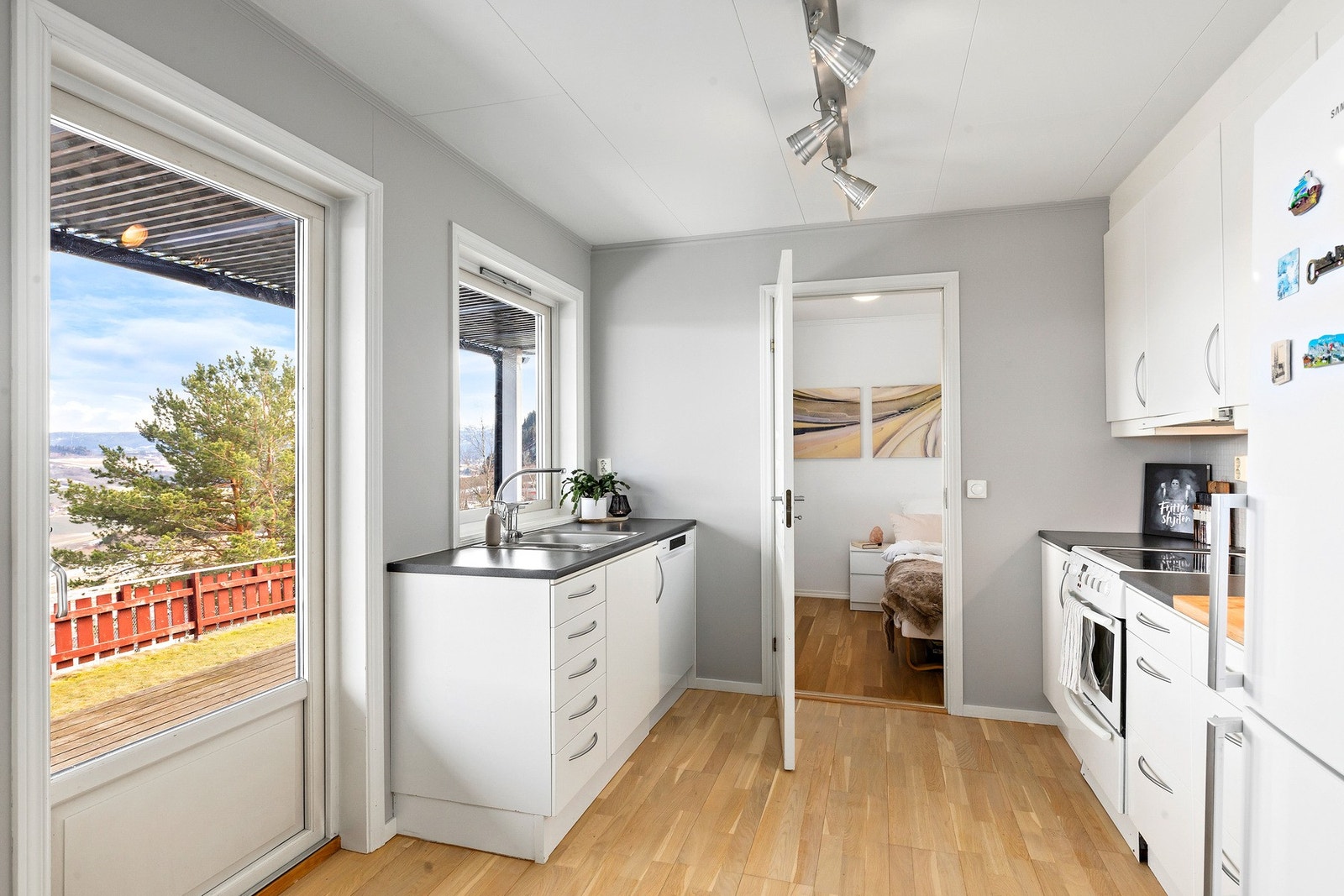 Videre inn fra stuen finner kjøkkenet sin plass. Kjøkkenet har fått tilstandsgrad 1 i rapporten fra takstmann. Galleribilde