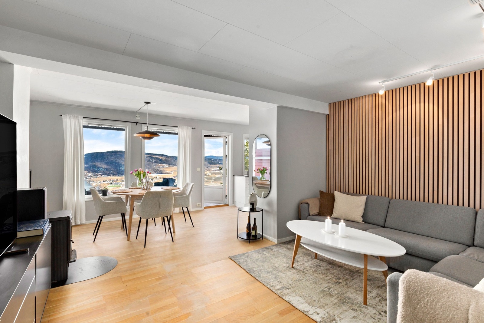 Fra entreen tar du deg videre inn i stue/kjøkken-rom på totalt 32,6 kvm. Galleribilde