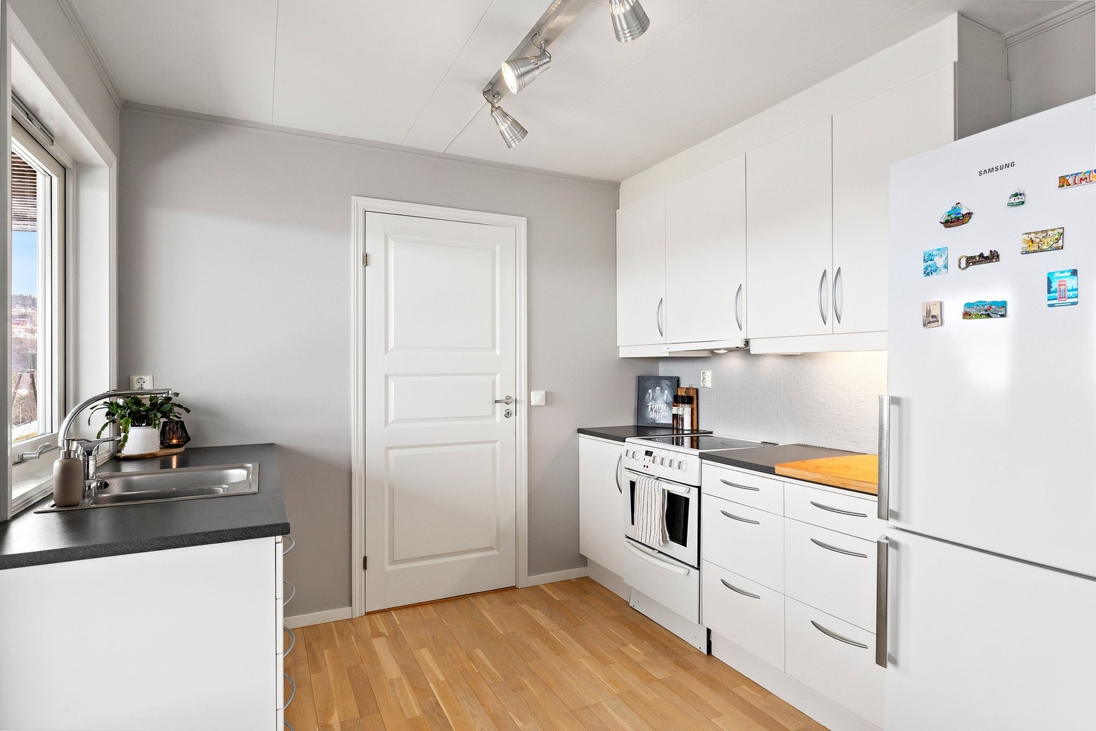 Her får du godt med både skap- og benkeplass. Komfyr og oppvaskmaskin medfølger i handelen. Oppvaskmaskinen er ny fra 2026. Galleribilde