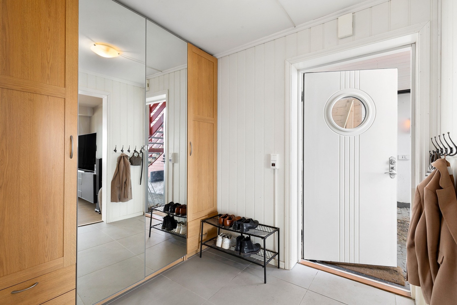 Velkommen inn! Her møtes du av en innbydende entre på 5,3 kvm. Pent flislagt gulv med varmekabler. Garderobeskapet medfølger i handelen. Galleribilde