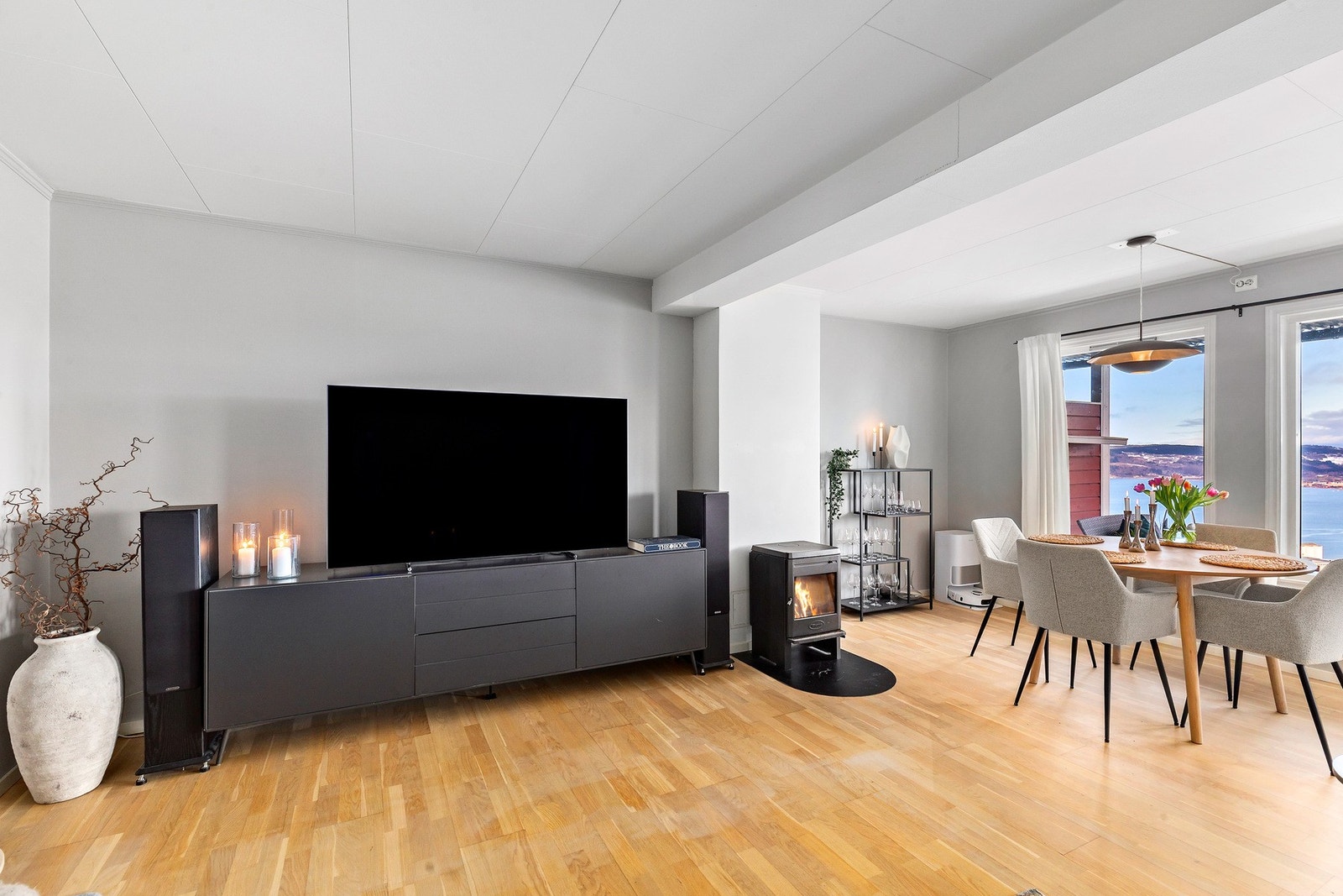 Ved siden av vedovnen finner TV'en sin plass. TV-skjenken medfølger i handelen. Galleribilde