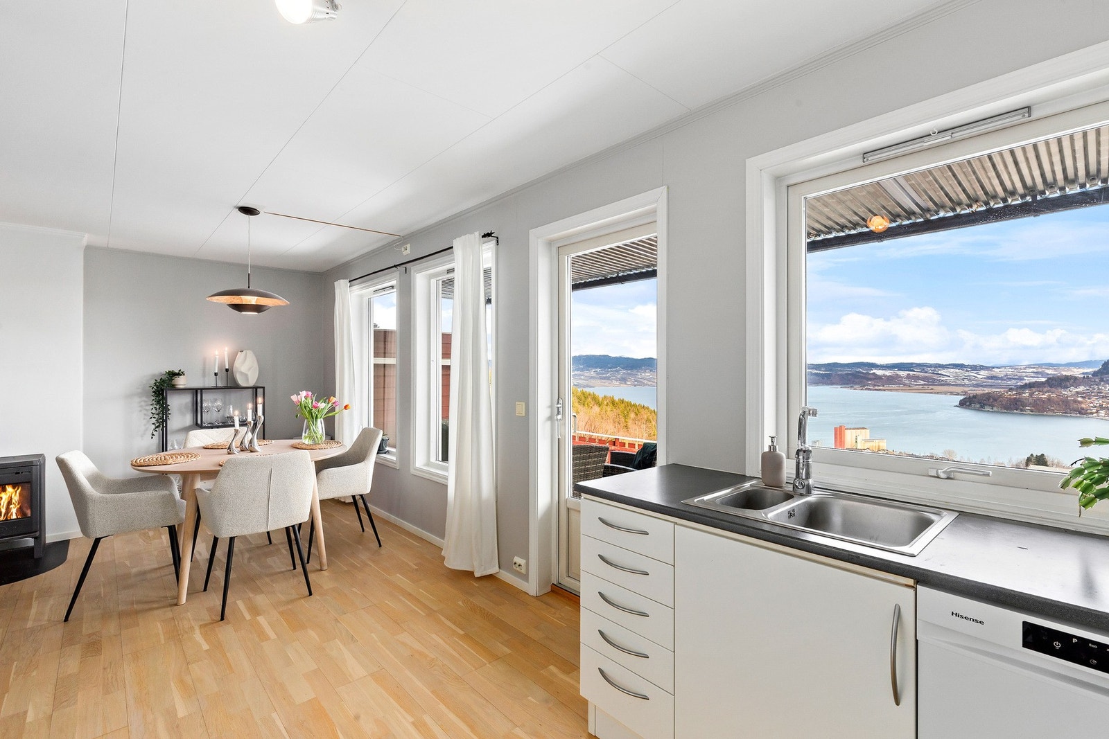 Store vindusflater slipper inn mye pent dagslys og sørger for en behagelig romfølelse. Galleribilde