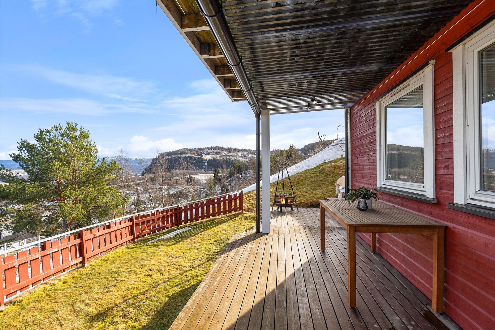 Med leiligheten følger flere herlige uteområder. Godt med plass til ønsket utemøblement. Galleribilde