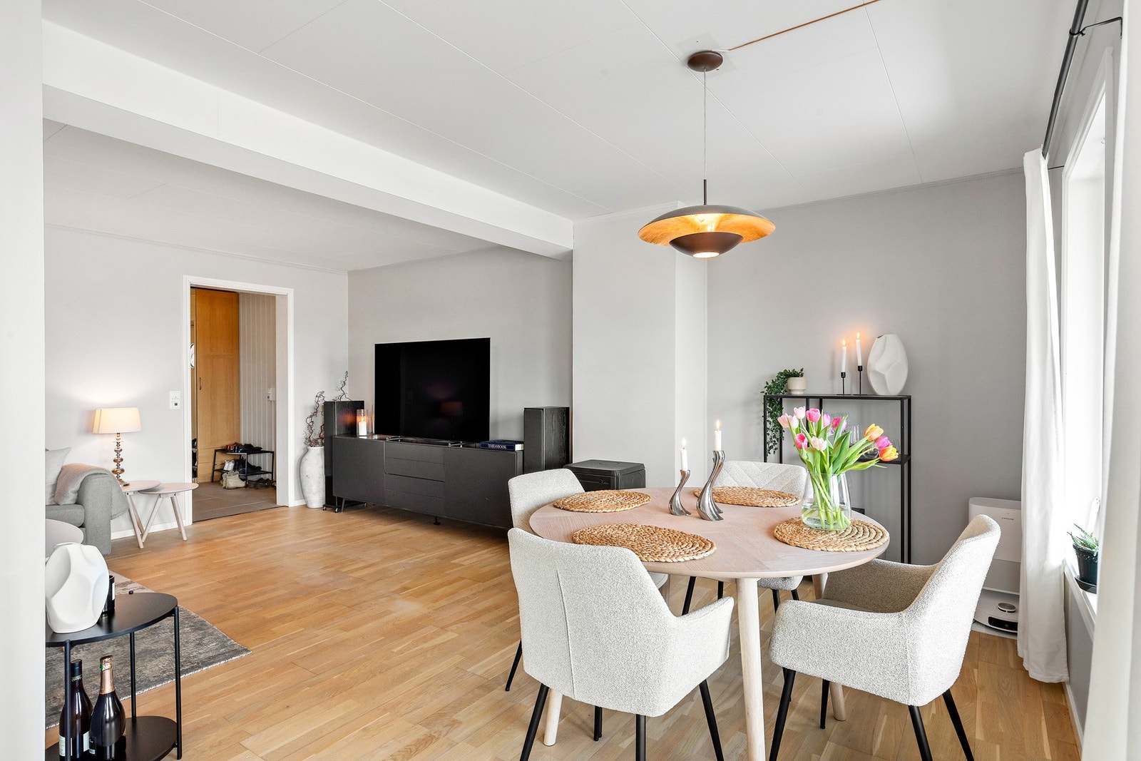 Stuen er oppdelt i naturlige soner som gjør den enkel å møblere. Galleribilde