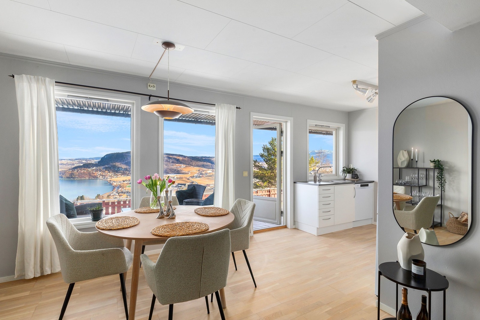 Det er godt med plass til stor spiseseksjon i overgangen mellom stue og kjøkken. Galleribilde