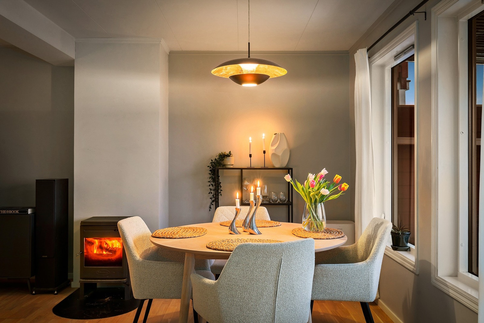 Leiligheten holdes varm ved bruk av elektrisitet samt ved fyring i vedovn. Entre, stue, bad og kjøkken har behagelige varmekabler i gulvet. Galleribilde