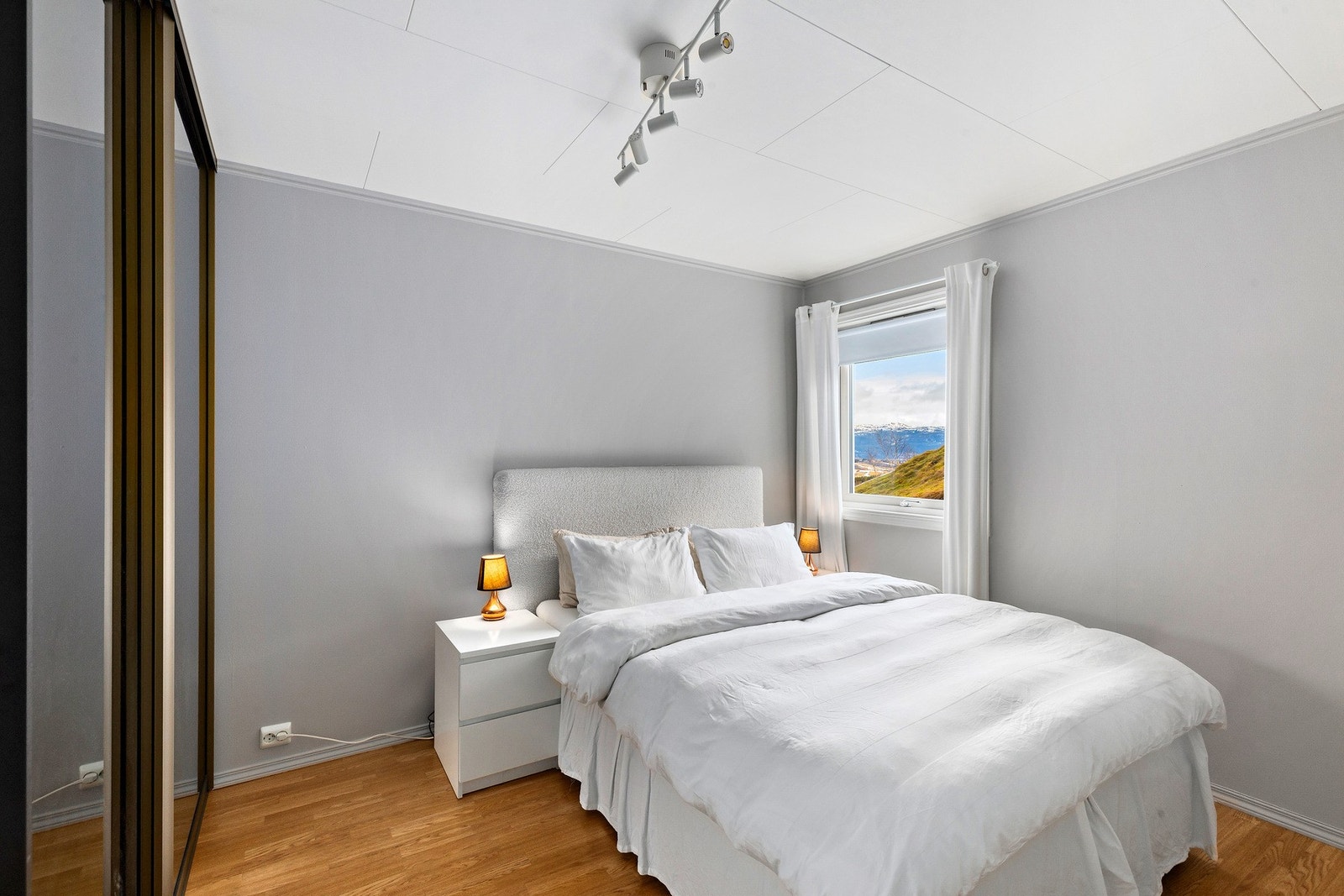 Soverom 1 måler hele 11,2 kvm. Her får du godt med plass til dobbeltseng, nattbord og stor skyvedørsgarderobe. Skyvedørsgarderoben medfølger i handelen. Galleribilde