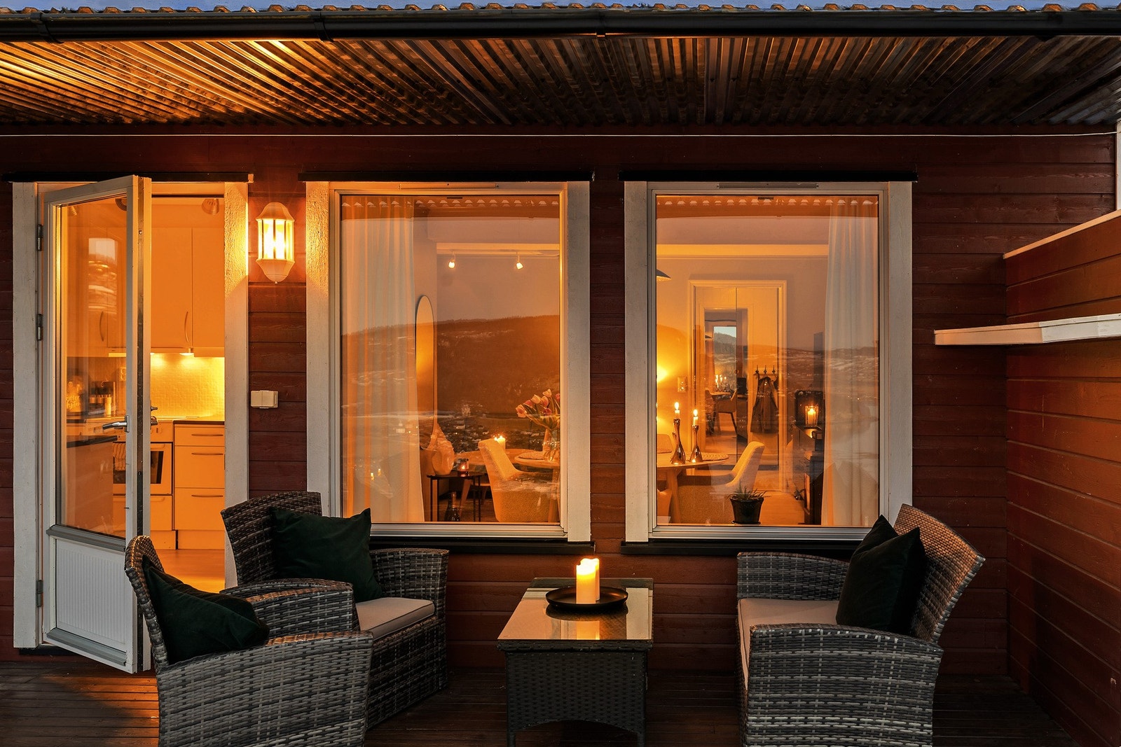 Fra stue/kjøkken er det direkte utgang til leilighetens flotte uteområder. Galleribilde