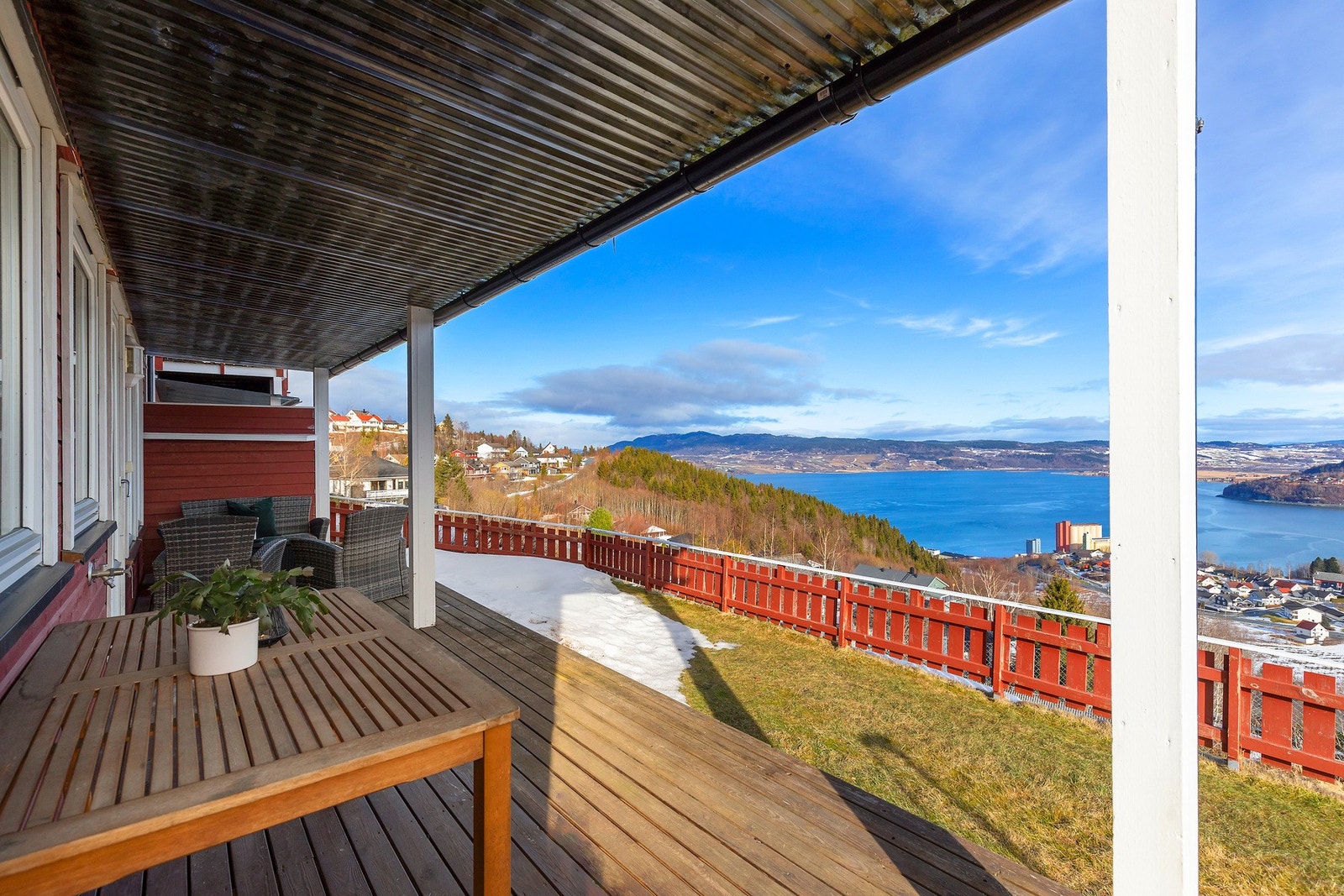 Leiligheten har en meget god intern beliggenhet. Legg merke til uteareal delvis under tak og med eget vannuttak. Enkel adgang ned på trivelig hageflekk. Galleribilde