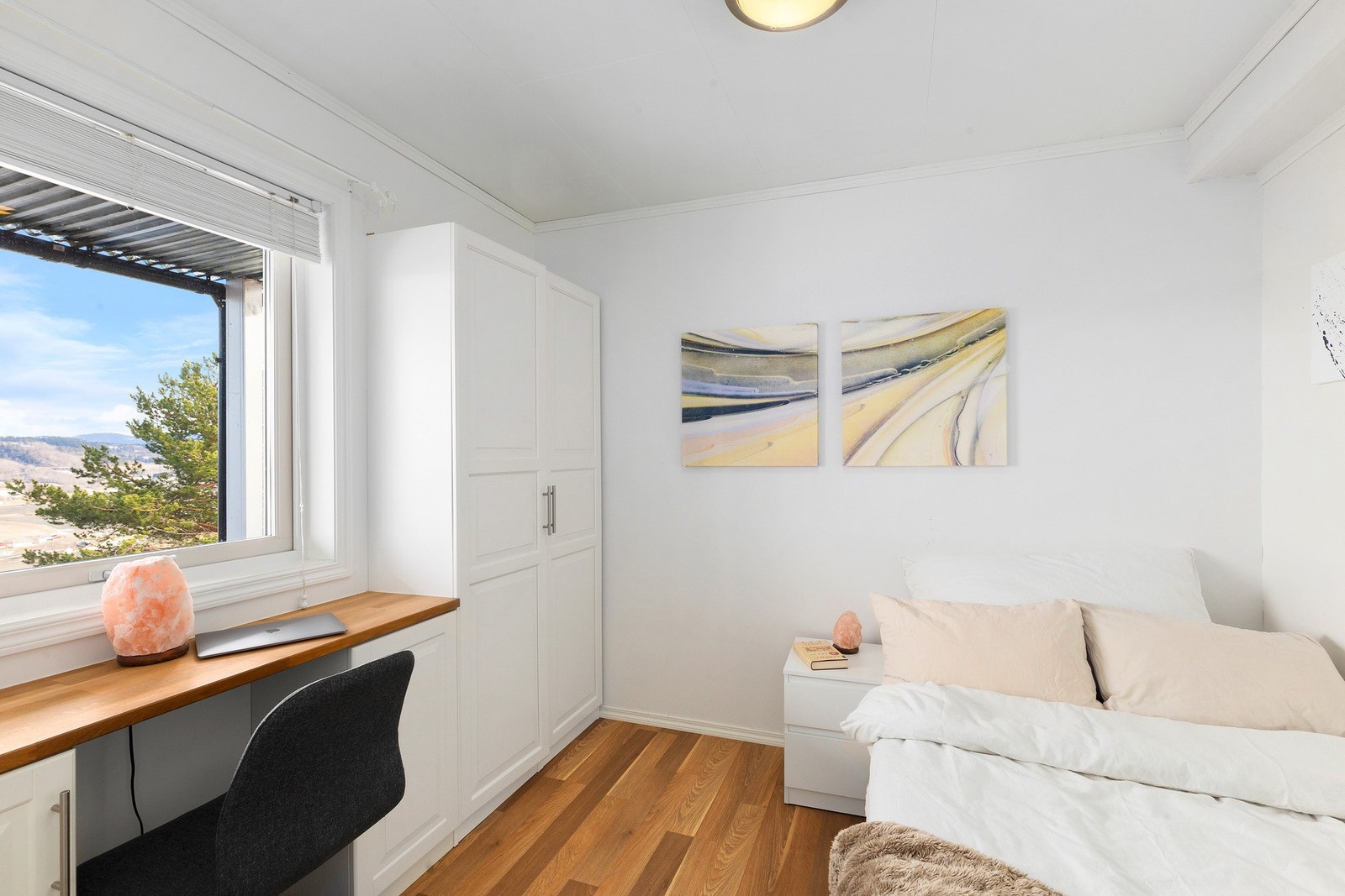 Soverom 2 er på 6,8 kvm. Også her har du plass nok til ønsket møblement. Hvite garderobeskap og arbeidsbenken medfølger i handelen. Galleribilde