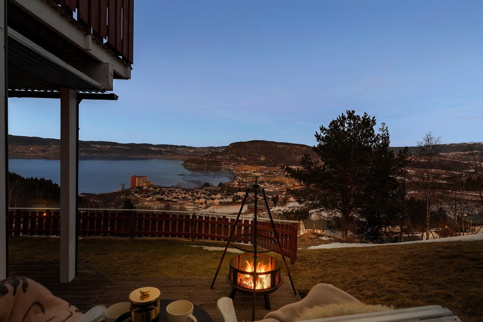 Dette er en lys og tiltalende 3-roms terrasseleilighet med luftig beliggenhet på Ilhaugen. Galleribilde