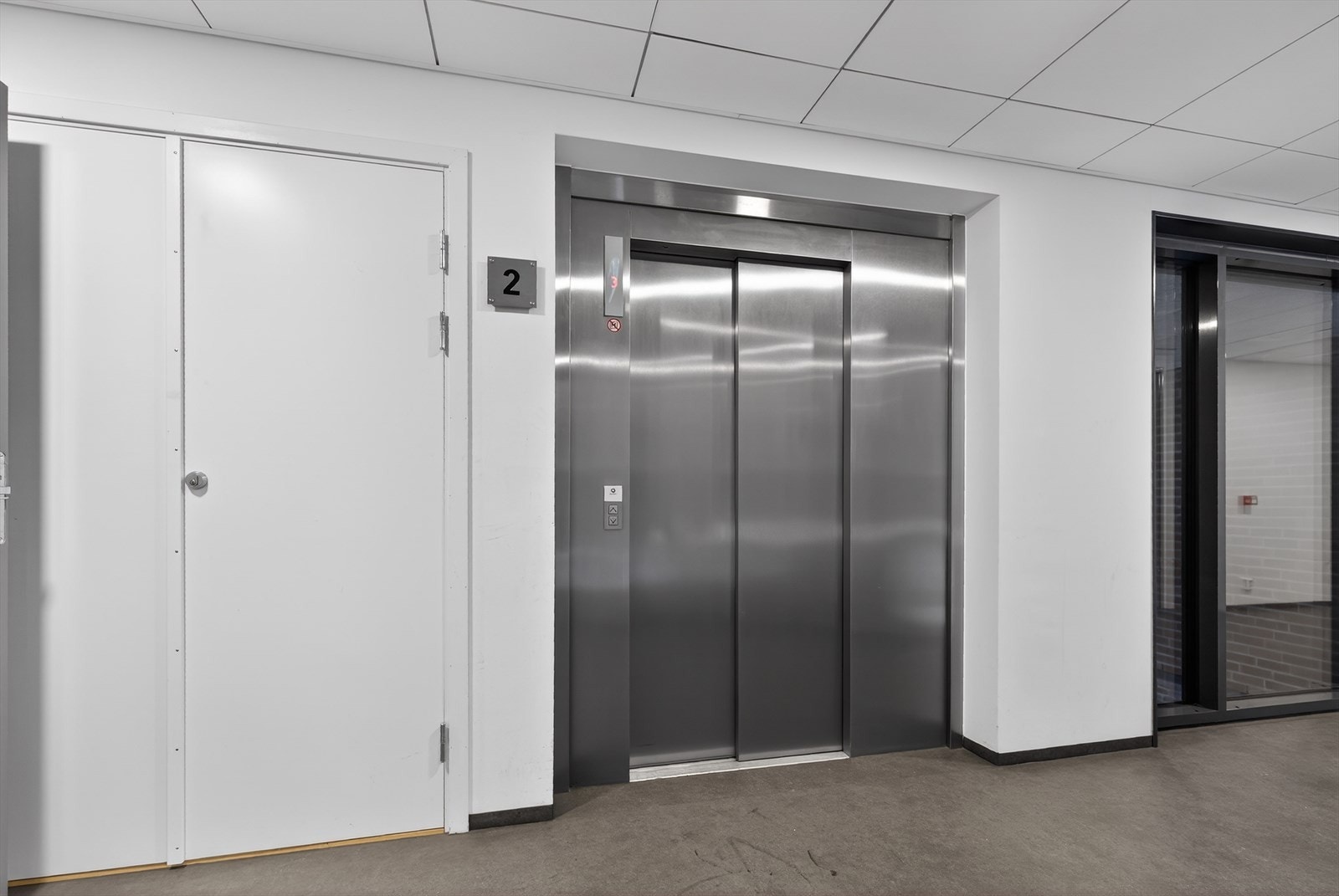 Det er adkomst til etasjeplanet via heis. Galleribilde