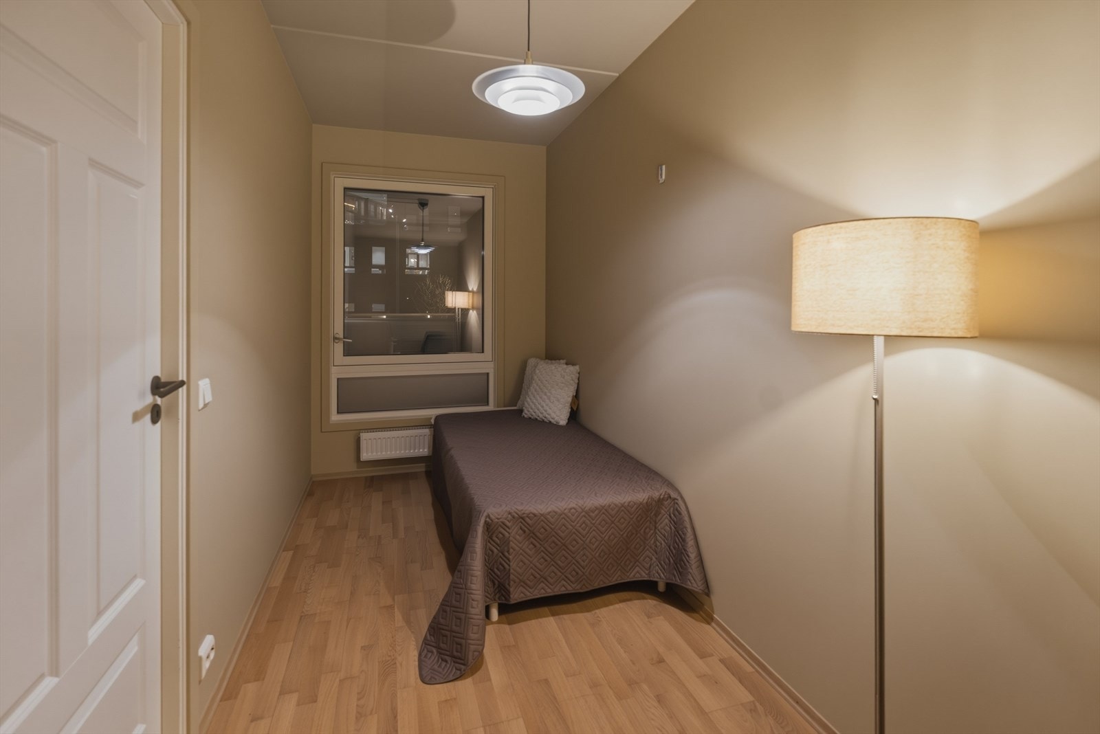 Leiligheten har vannbåren varme i radiatorer. Galleribilde