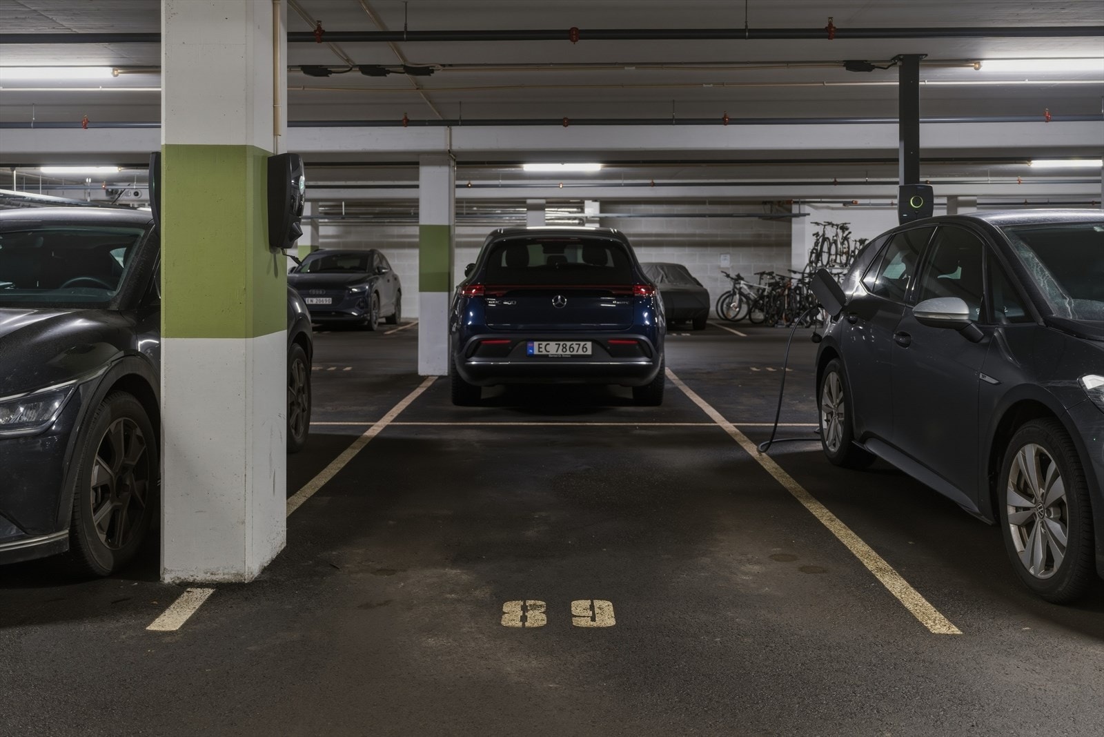 Parkeringsplass i felles garasjeanlegg medfølger. Galleribilde