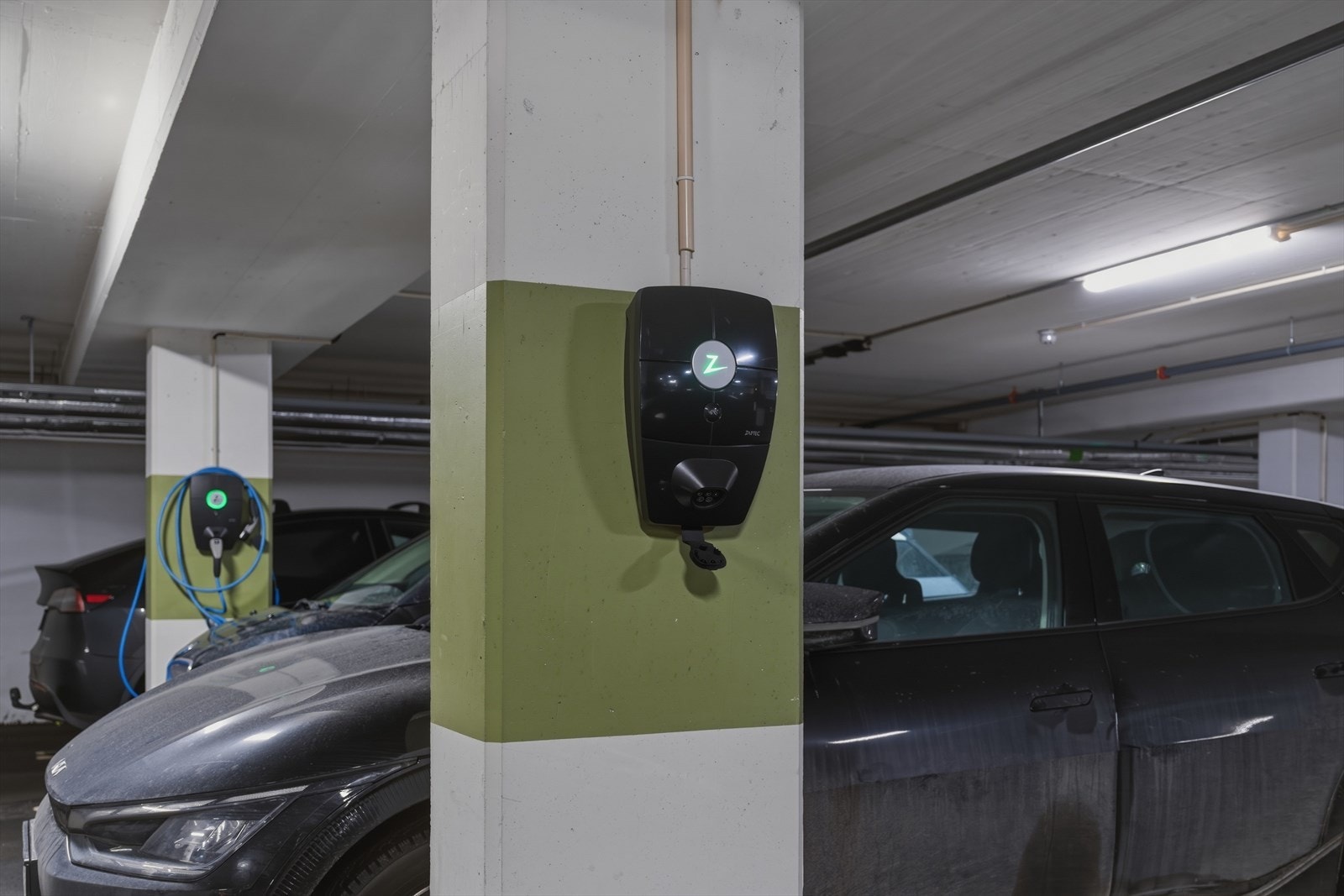 Elbil-lader er montert. Galleribilde