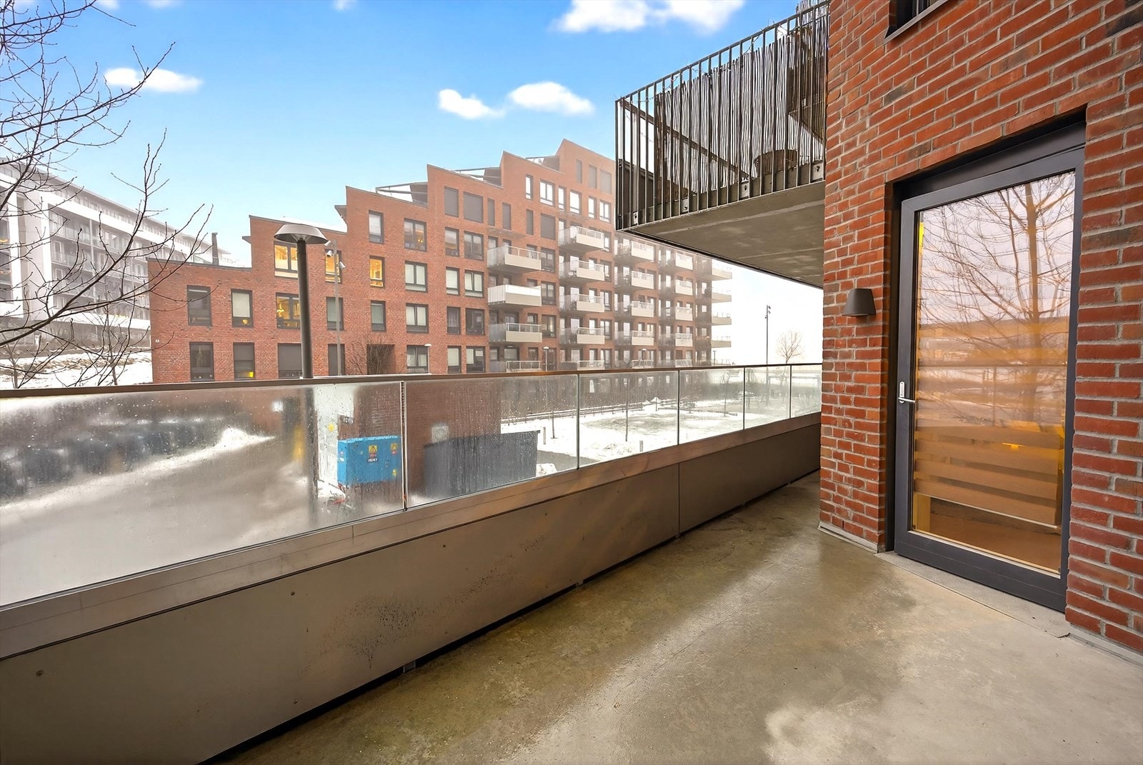 Fra stuen er det utgang til en vestvendt balkong på ca. 13 m². Balkongen blir en naturlig forlengelse av stuen på varme sommerdager. Galleribilde