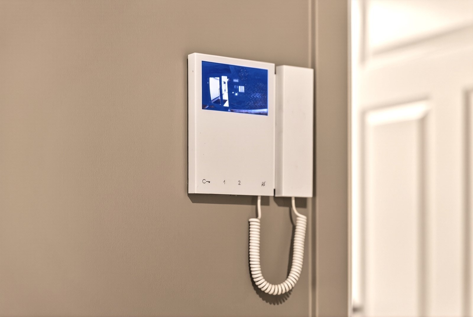 Dørcalling er montert. Galleribilde