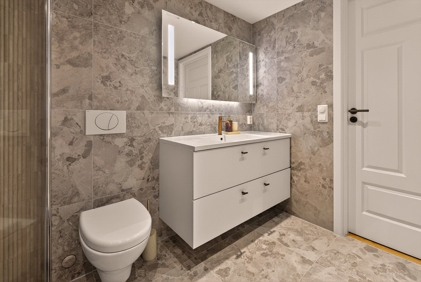 Oppgraderingen i 2026 omfattet nye fliser og nymalt himling. Det har flis-på-flis på både gulv og vegger, malte himlingsplater med spotbelysning, samt vannbåren varme i gulvet. Galleribilde