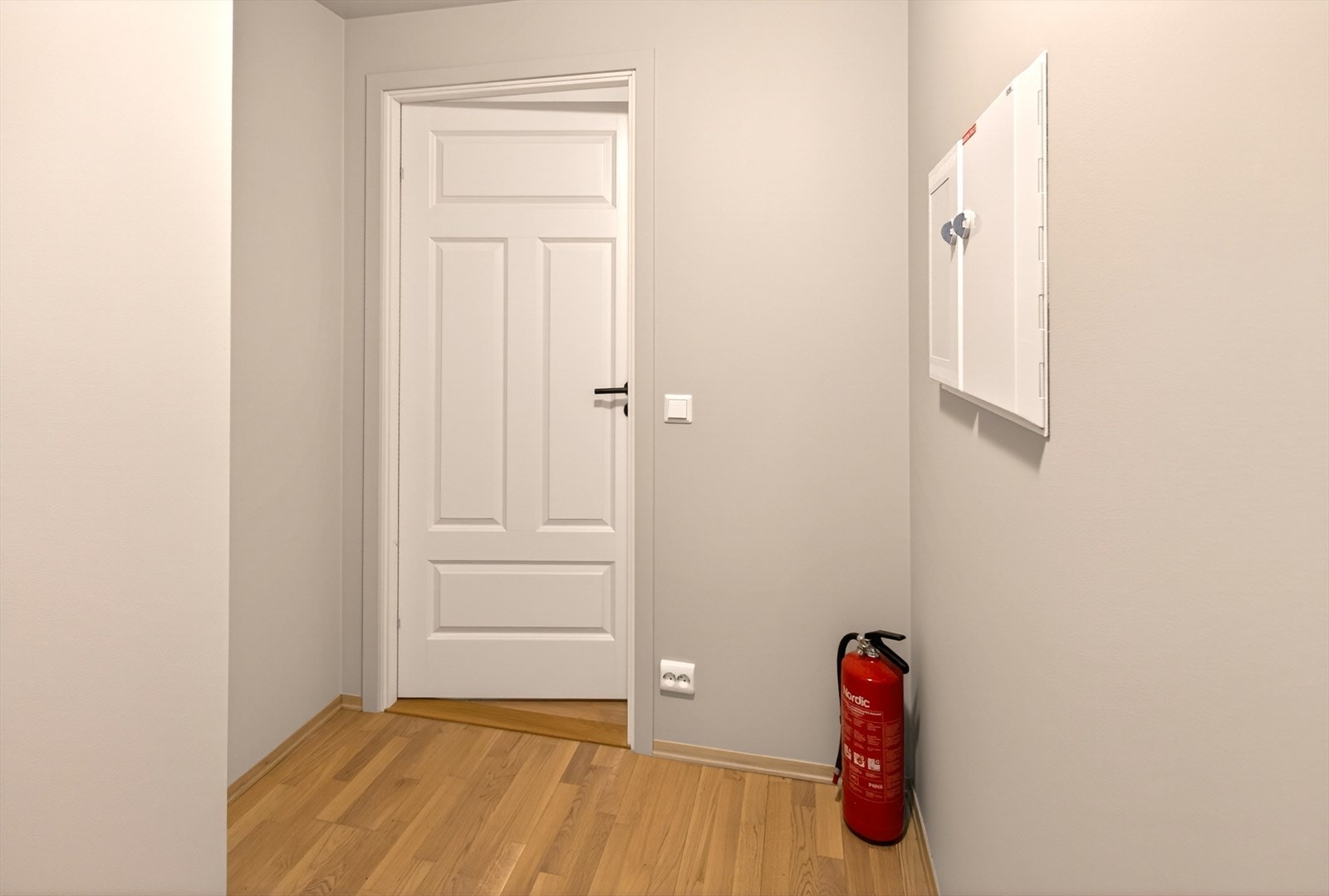 Leiligheten har gode lagringsmuligheter i form av en innvendig bod, samt en kjellerbod på ca. 5 m² som disponeres av seksjonen. Galleribilde