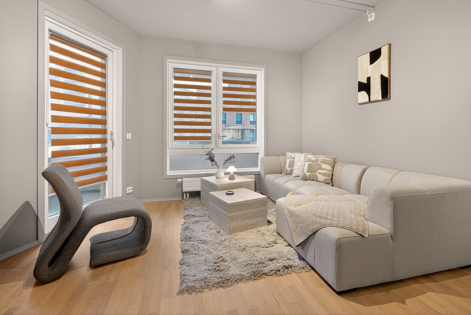 Dette er en lys 3-roms selveierleilighet fra 2019 beliggende i byggets 2. etasje. Galleribilde