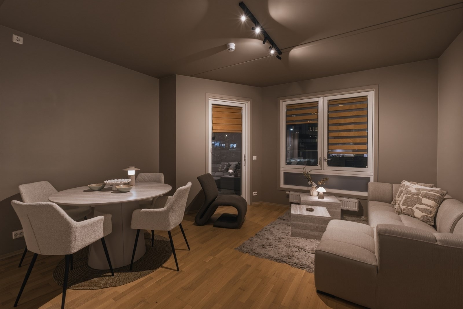 Oppholdsrommets utforming gir gode muligheter for naturlig soneinndeling. Galleribilde