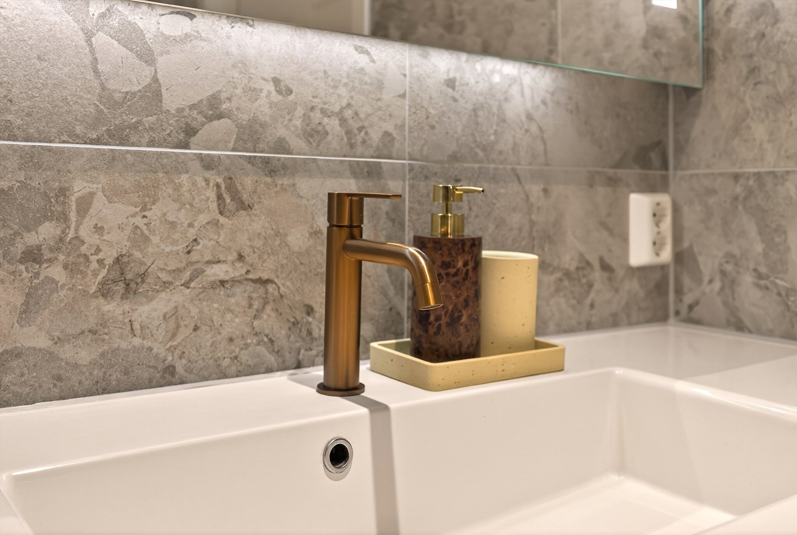 Dusjhjørnet og baderomsinnredningen ble skiftet ut i 2026, mens øvrig sanitærutstyr er fra byggeåret. Galleribilde