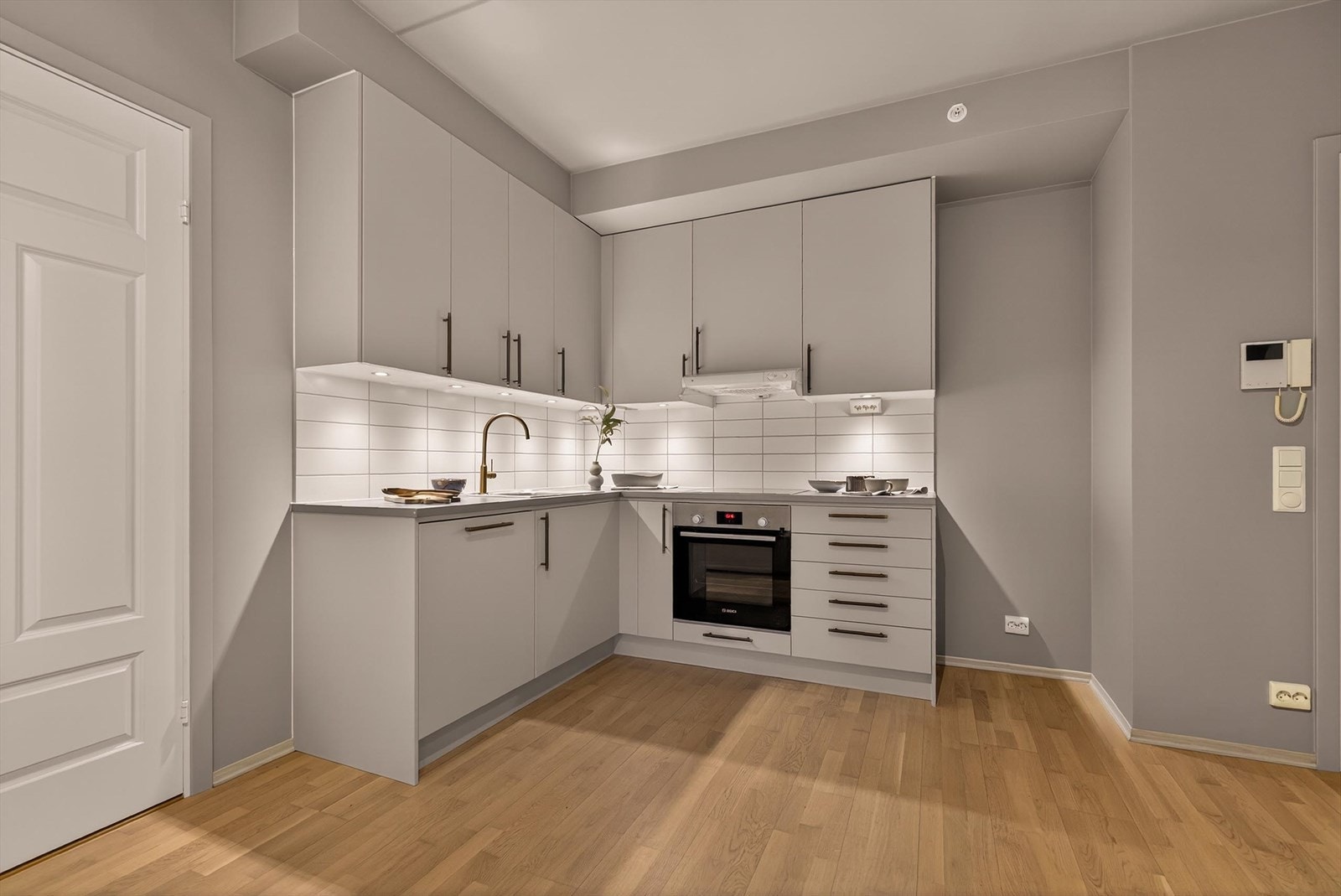 Stue og kjøkken ligger i en åpen og sosial løsning. Galleribilde