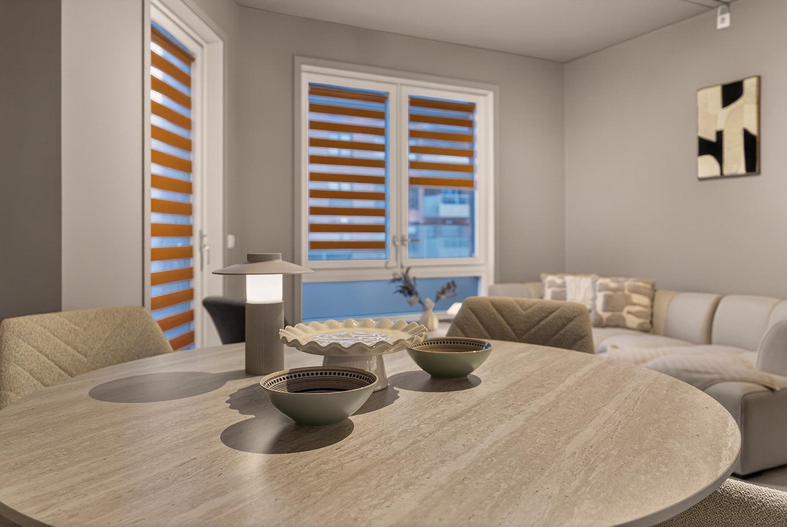 Store vindusflater slipper inn rikelig med naturlig lys og bidrar til en luftig romfølelse. Galleribilde