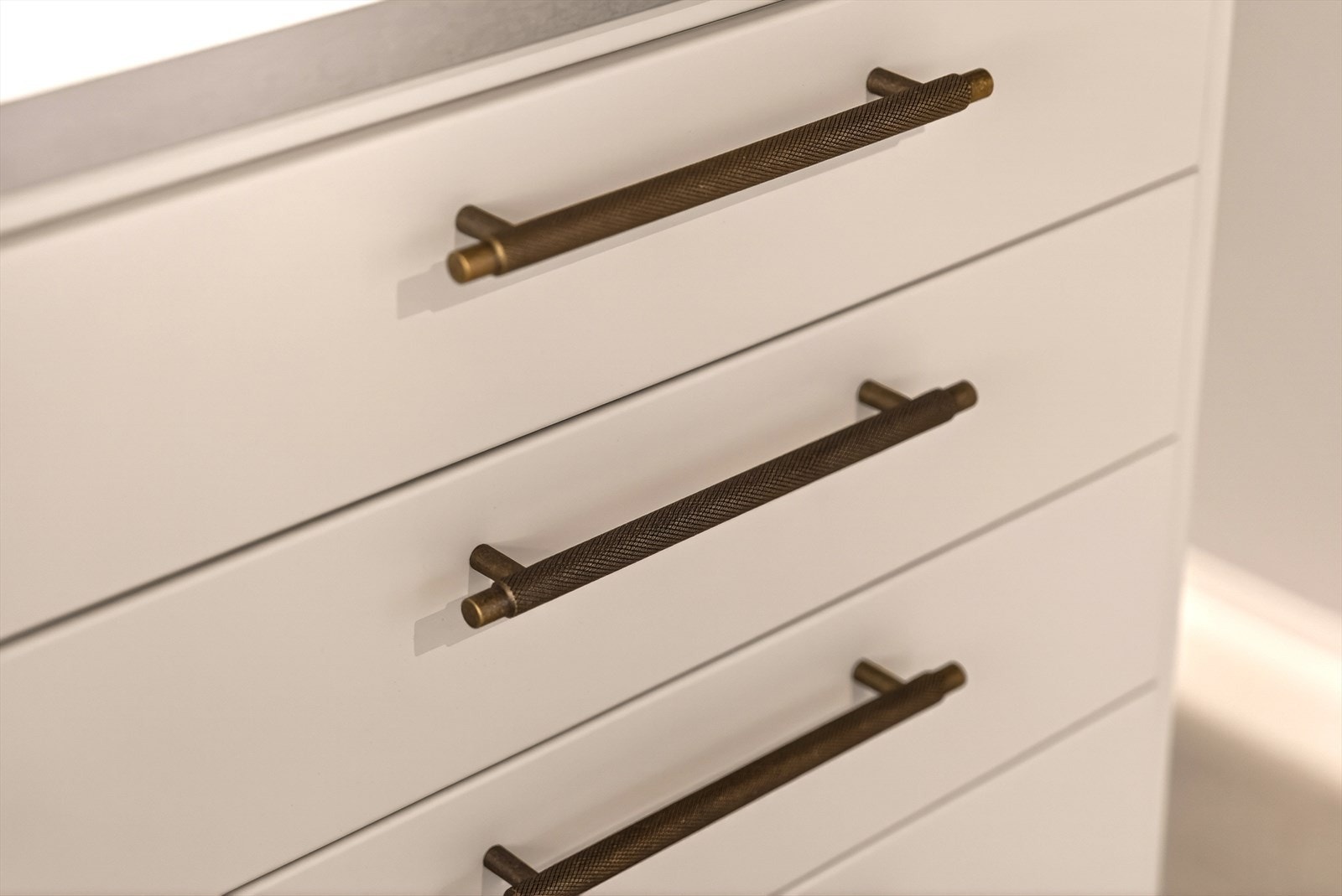 Kjøkkeninnredningen fra byggeåret ble oppgradert i 2026 med folierte fronter, nye håndtak og nytt blandebatteri. Galleribilde