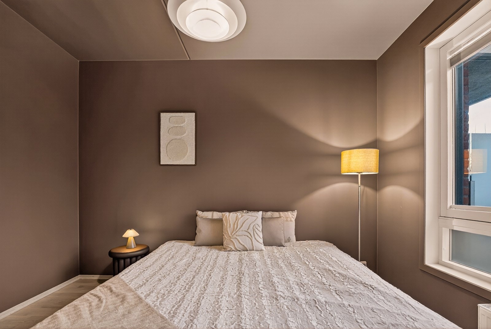 Hovedsoverommet har god plass til stor seng, nattbord og annet ønskelig møblement. Galleribilde