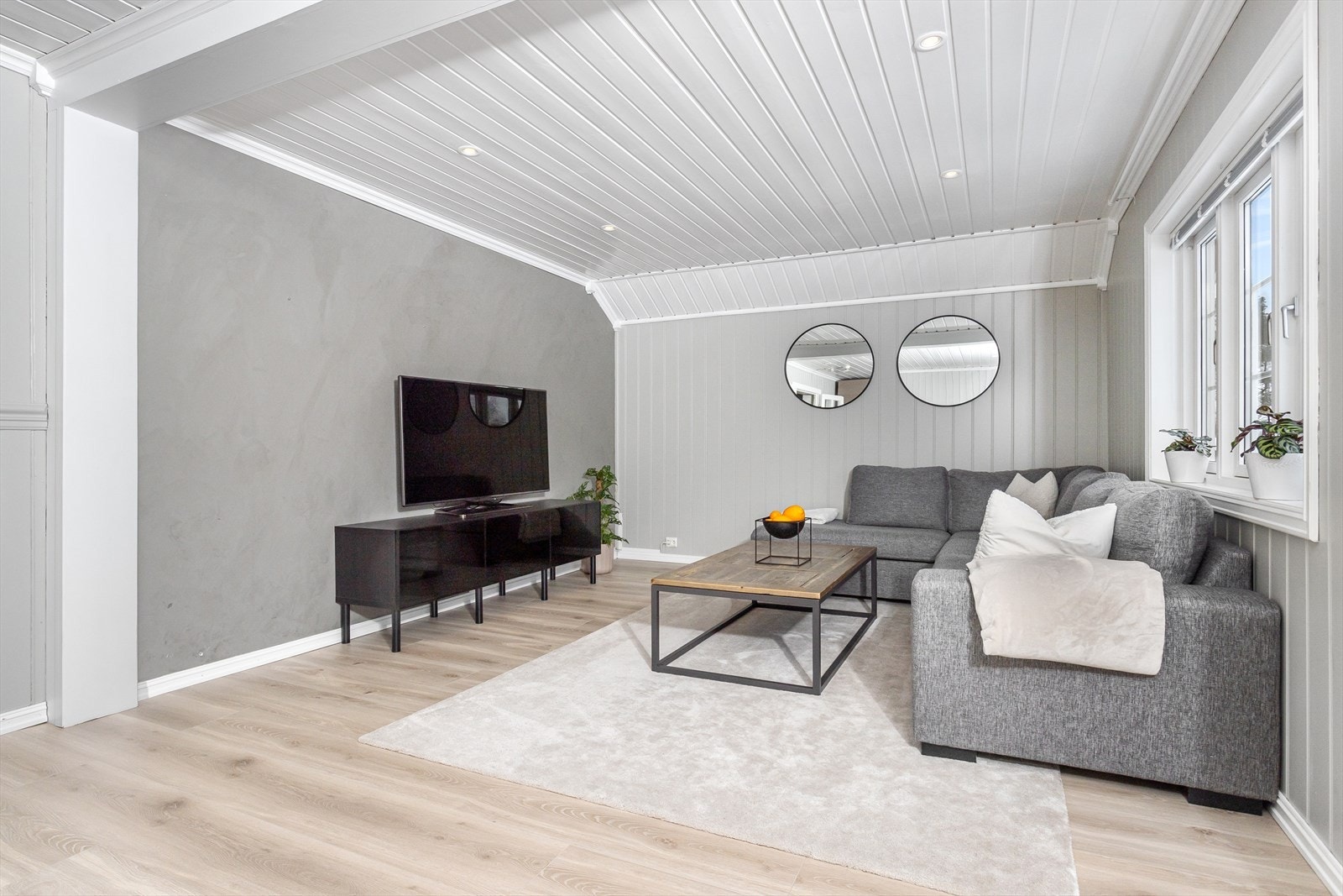 Romslig stue og spisestue med god plass til sofa, TV og tilhørende møbler. Galleribilde