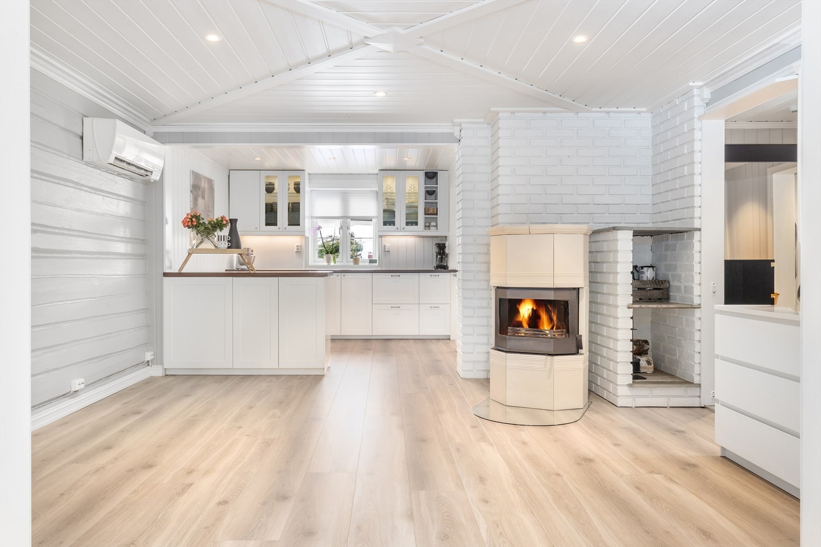 Lyst og fint kjøkken med god skap og benkeplass. Galleribilde