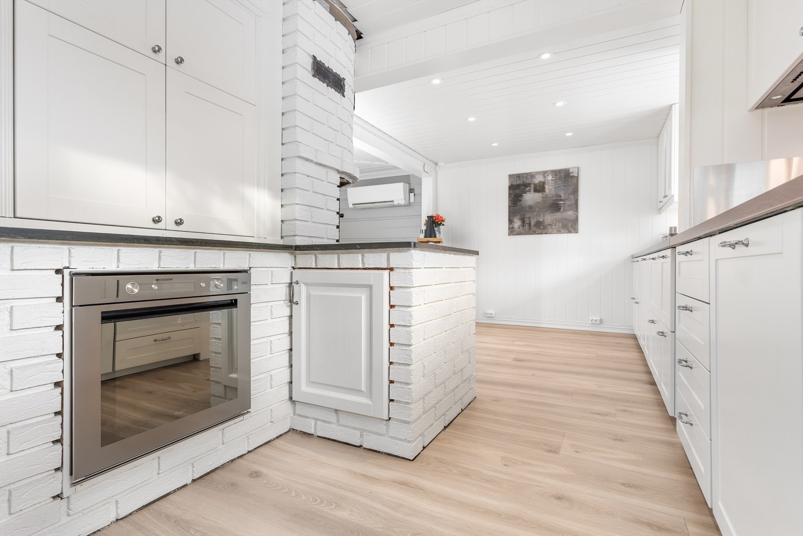 Det er integrert platetopp, stekeovn, oppvaskmaskin og kjøleskap. Galleribilde