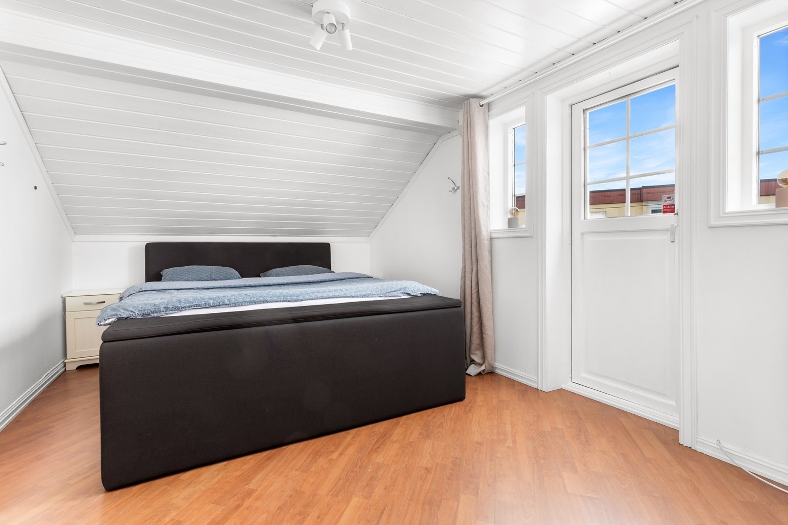 Boligen har tre innbydende soverom. Hovedsoverommet har plass til dobbeltseng, nattbord og garderobeløsning. Galleribilde