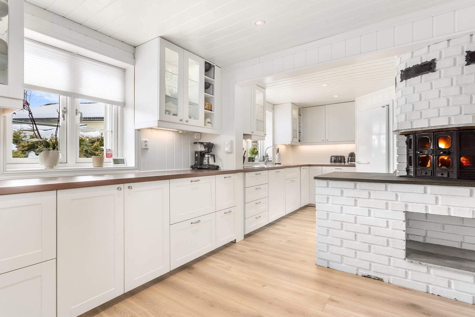 Kjøkkenet har behandlet innredning med ramtrefronter og laminat benkeplate med stålkum. Galleribilde